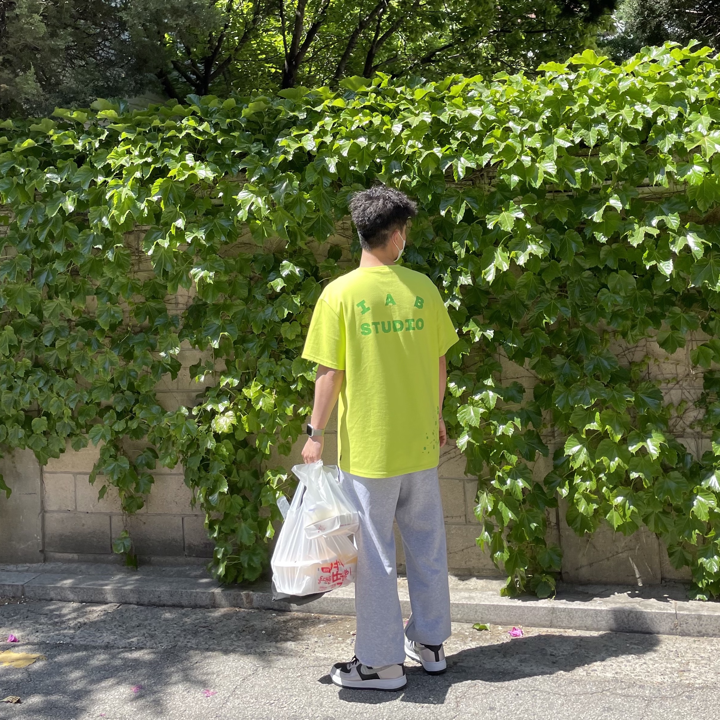 Nike Air Force 1 B Silver Snake, IAB Studio Splashed T-Shirt Lime 착용 스타일