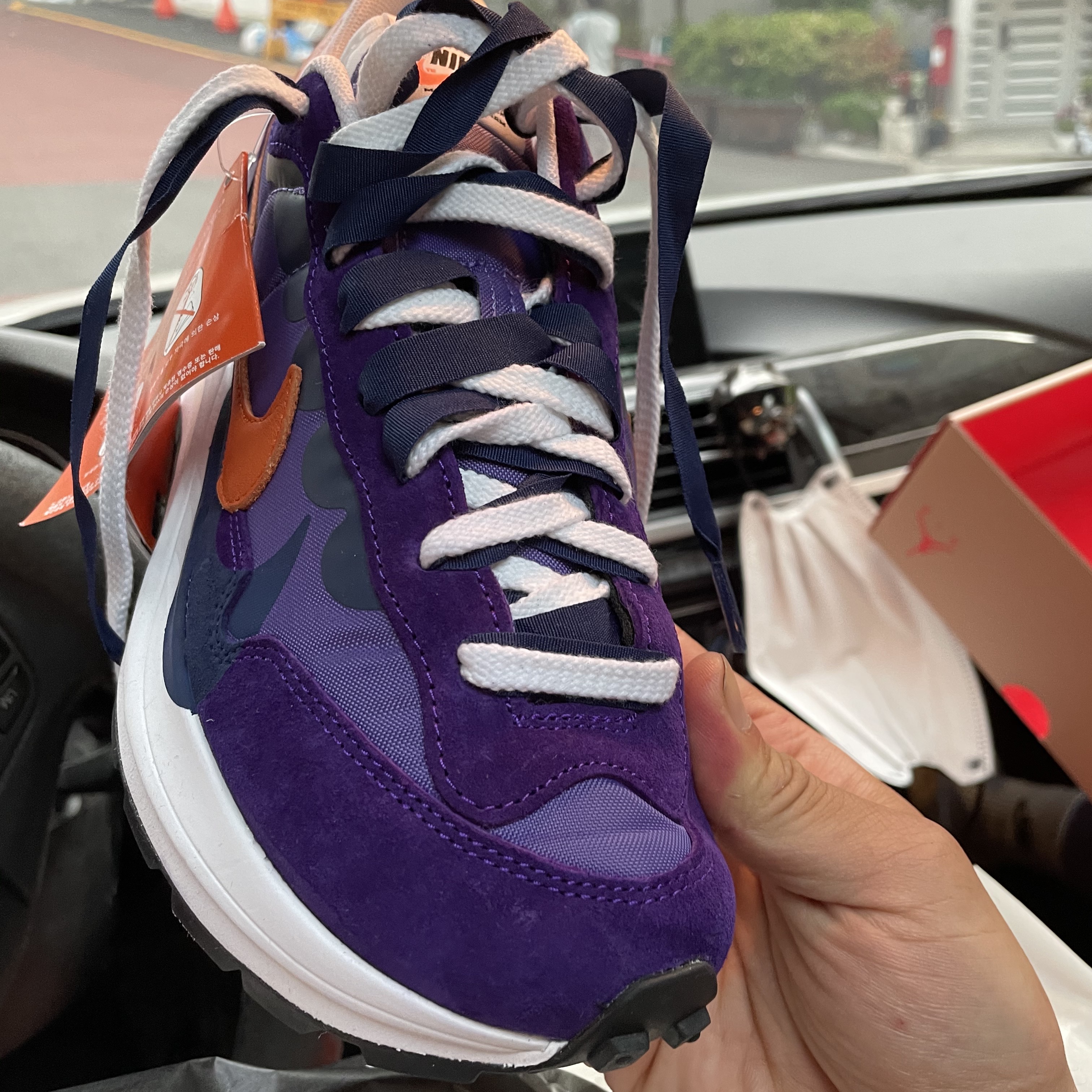 Nike x Sacai VaporWaffle Dark Iris, Jordan 6 x Travis Scott Retro SP British Khaki 착용 스타일 - 1