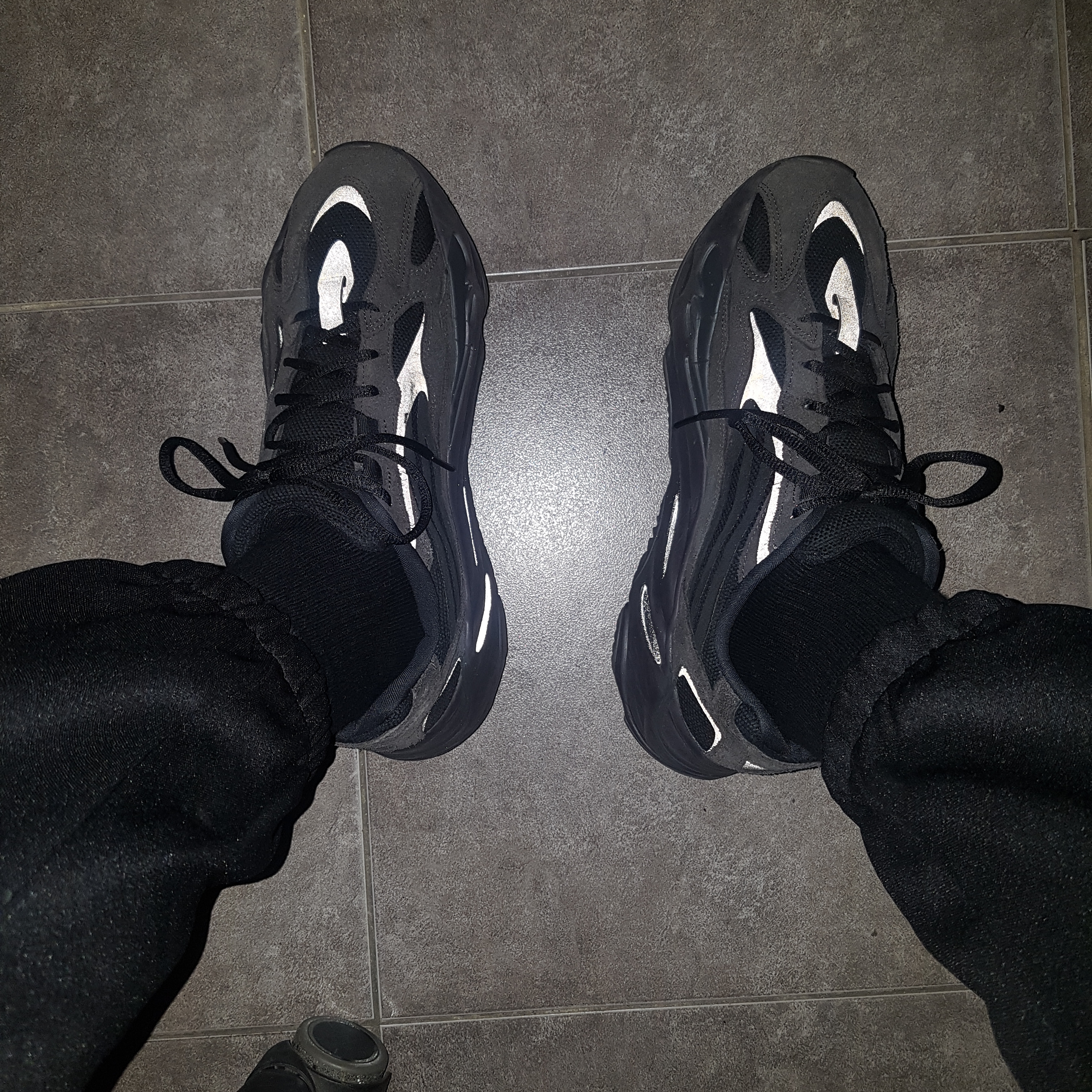Adidas Yeezy Boost 700 V2 Vanta 2019 착용 스타일