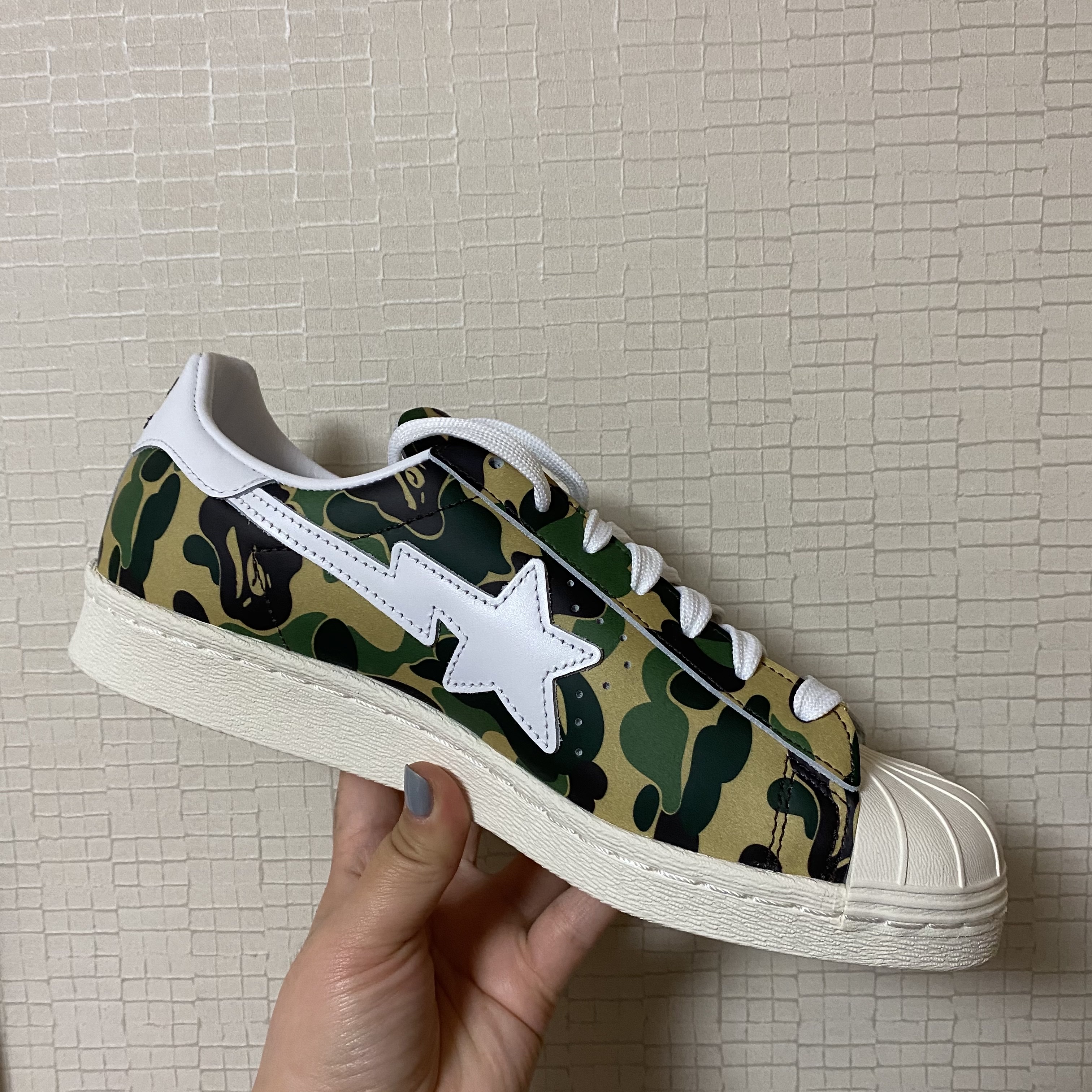 Adidas x BAPE Superstar 80s Green Camo 착용 스타일