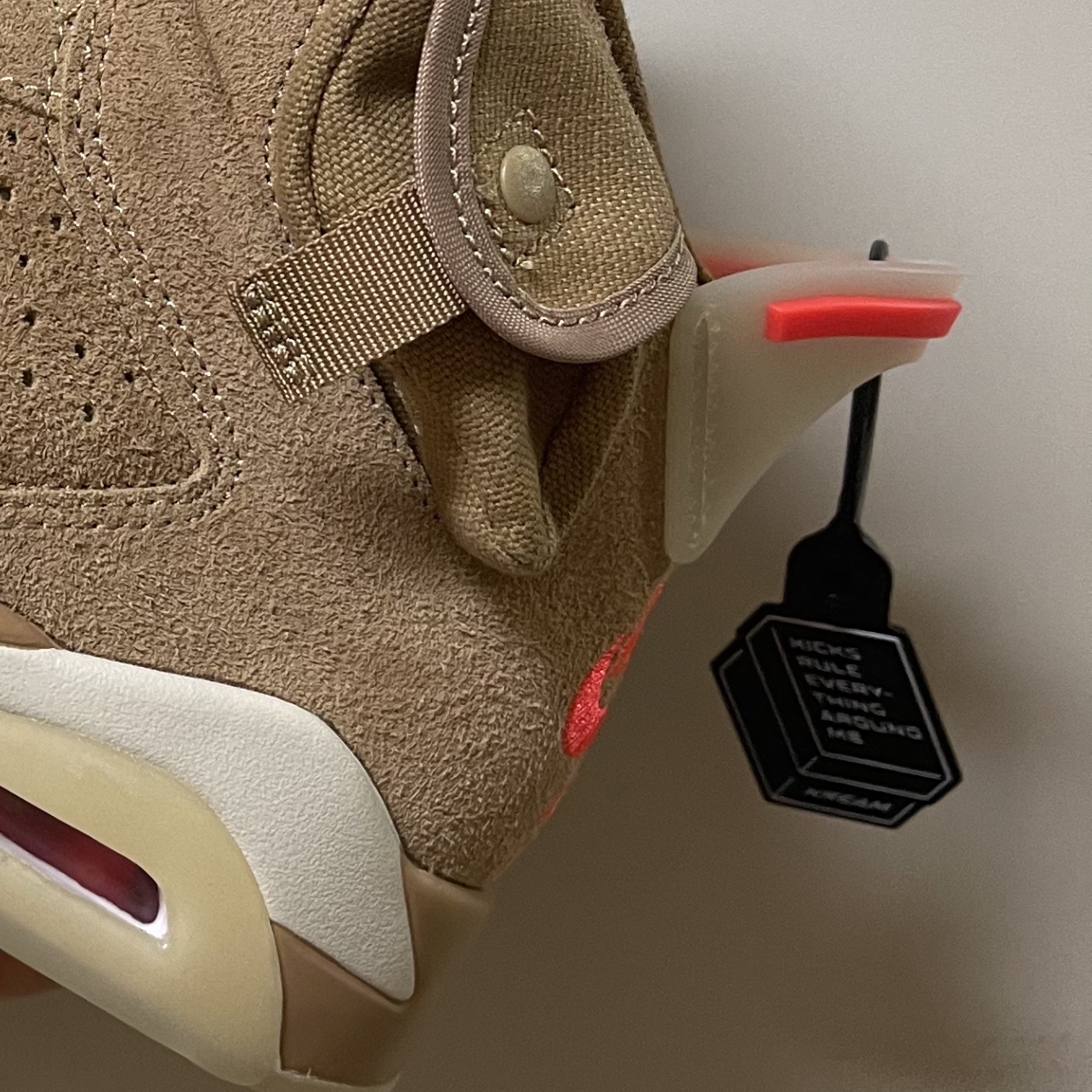 Jordan 6 x Travis Scott Retro SP British Khaki 착용 스타일 - 2