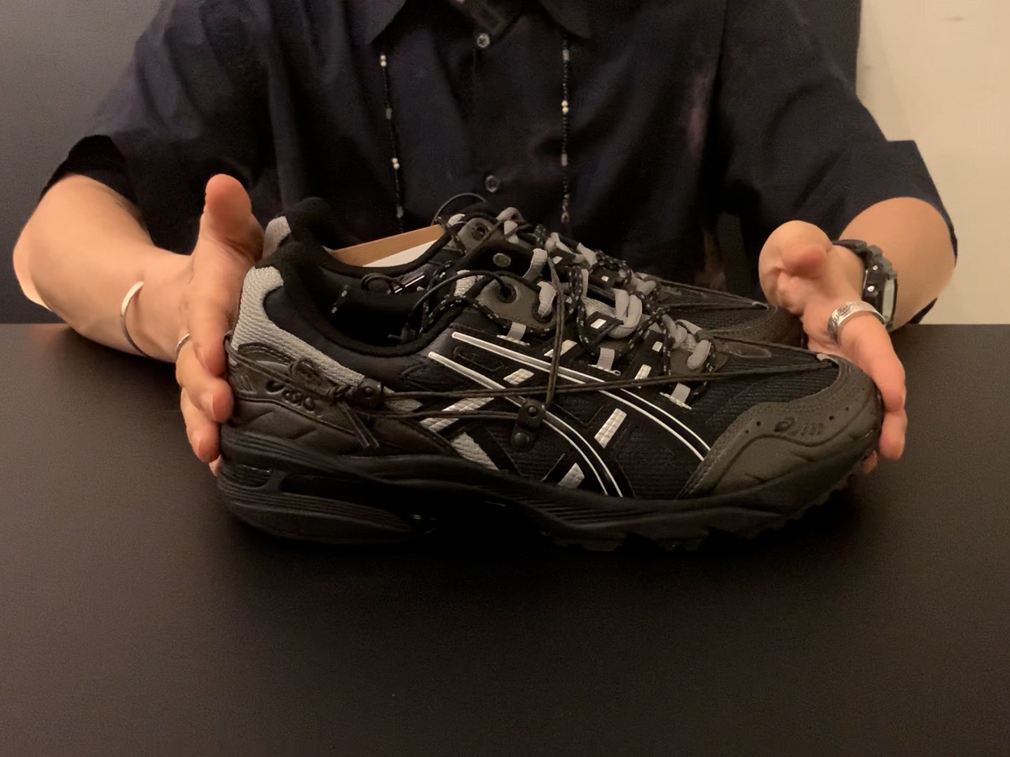 Asics x Andersson Bell Gel-1090 Black Silver 착용 스타일