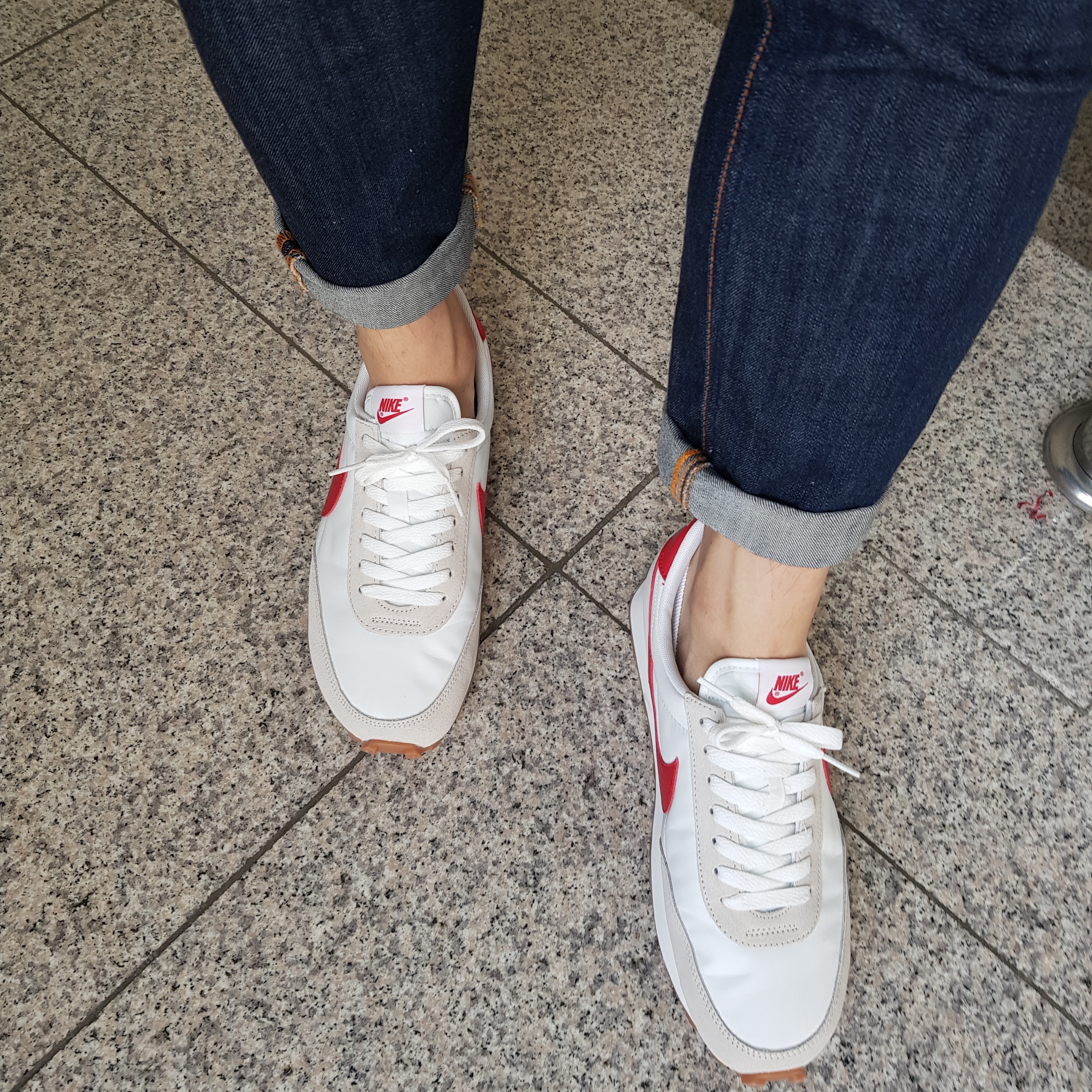 (W) Nike Daybreak Summit White University Red 착용 스타일 - 1
