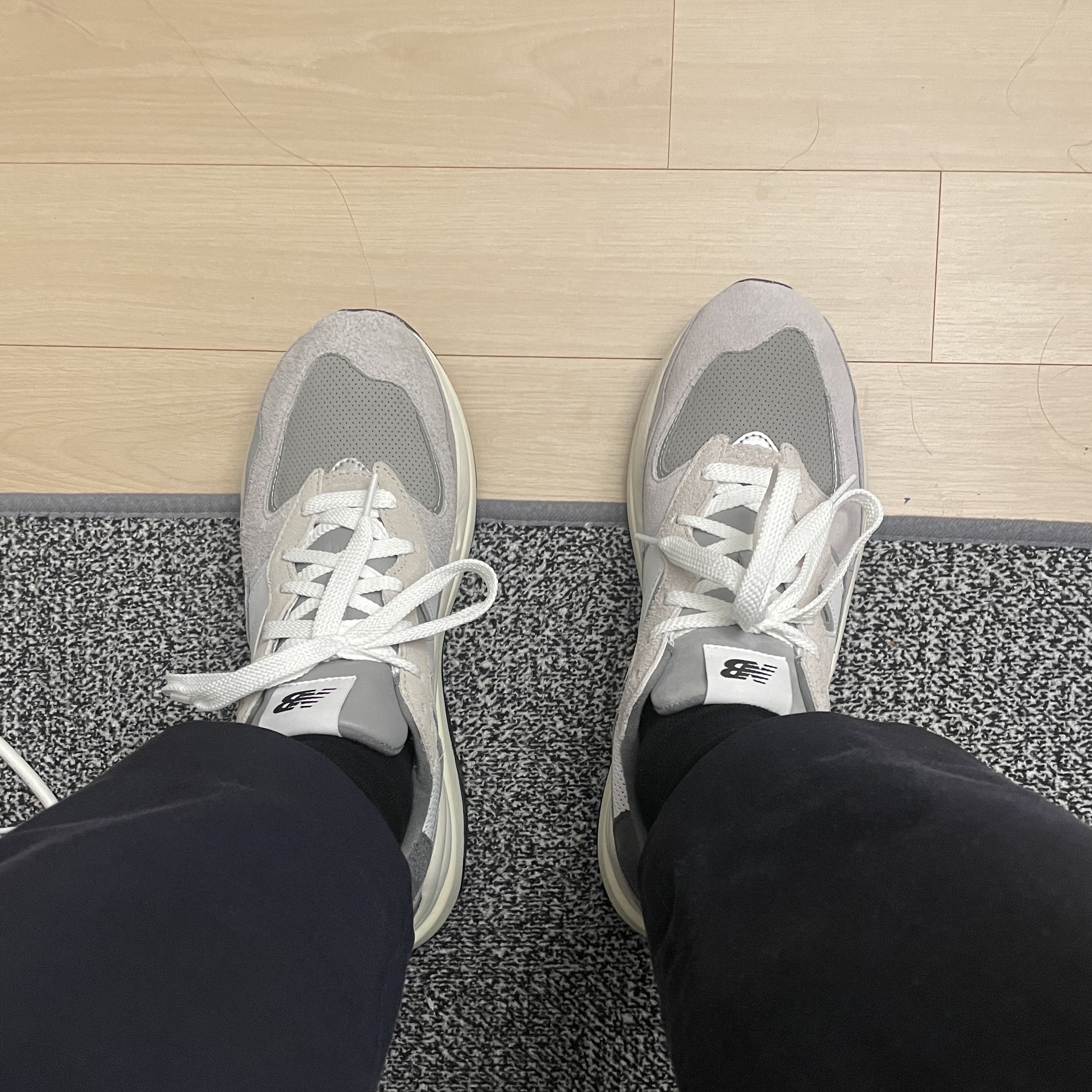 New Balance 5740 Grey 착용 스타일 - 1