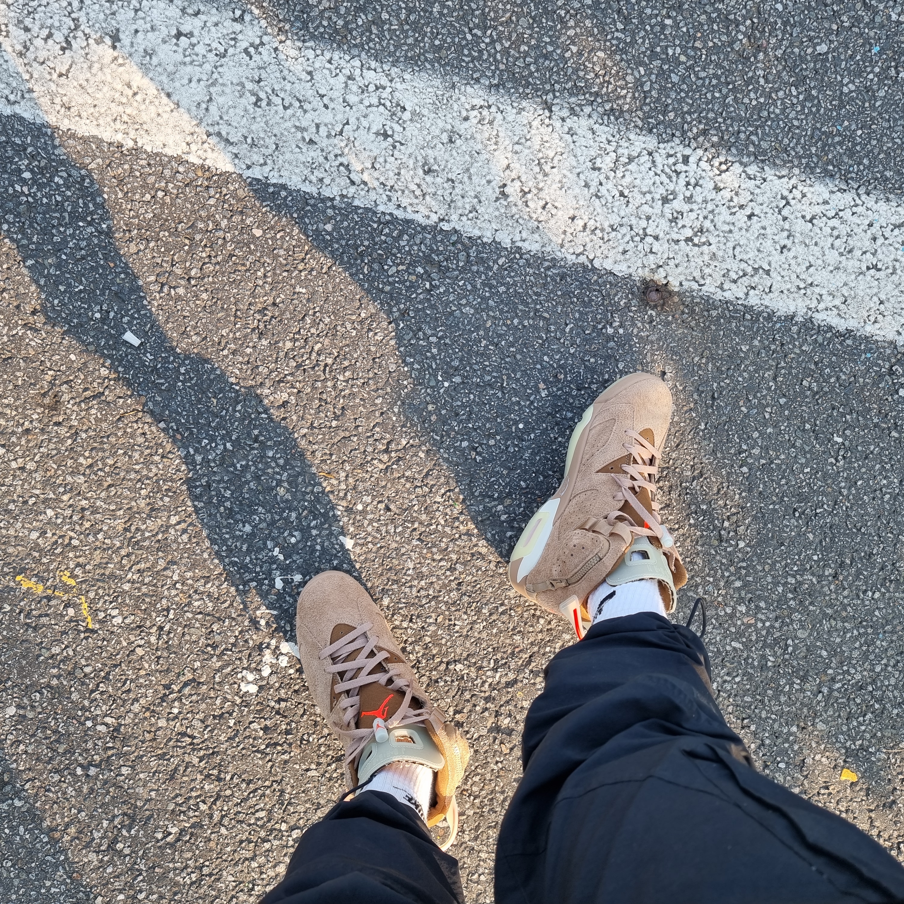Jordan 6 x Travis Scott Retro SP British Khaki 착용 스타일 - 1