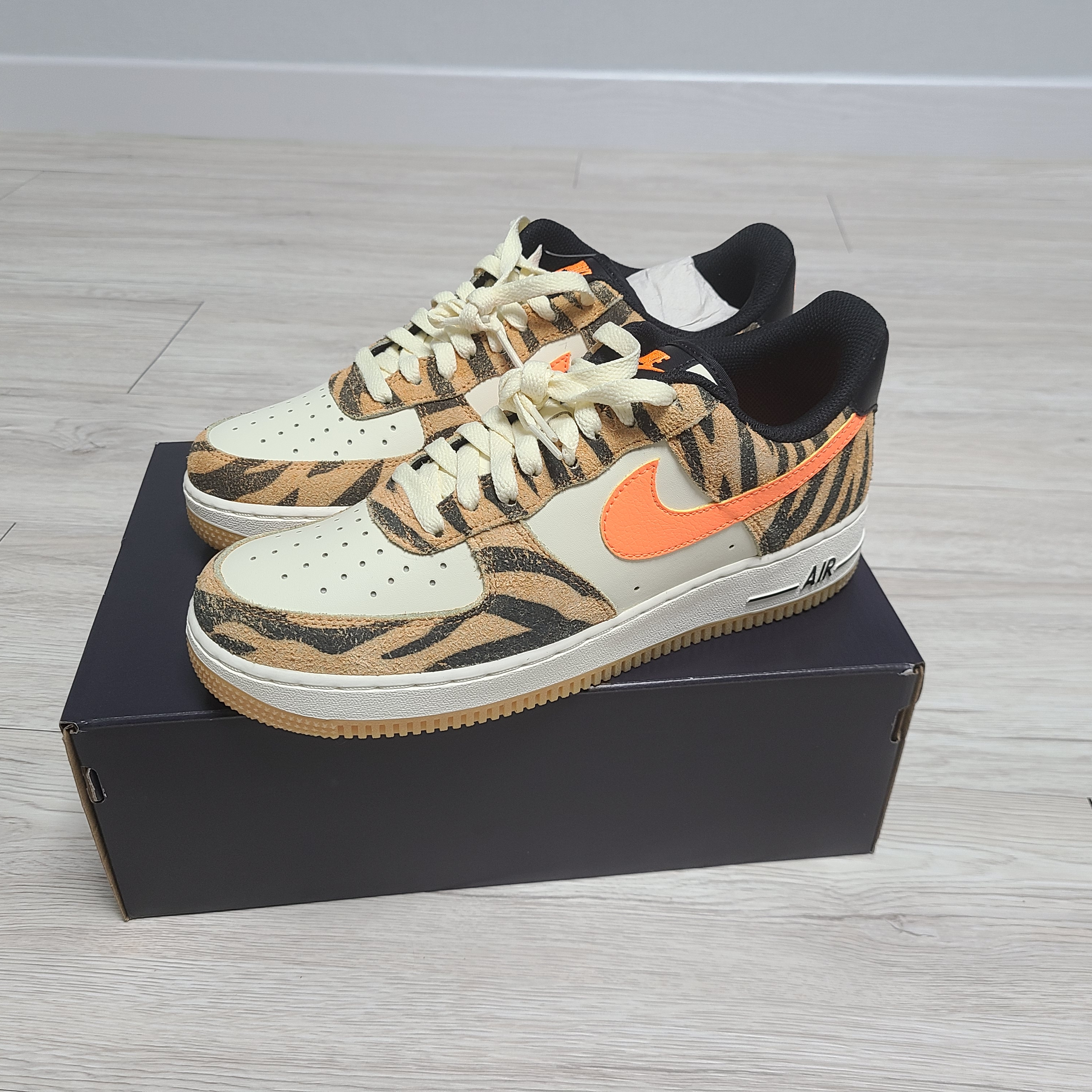 Nike Air Force 1 '07 PRM Orange Zebra 착용 스타일 - 2