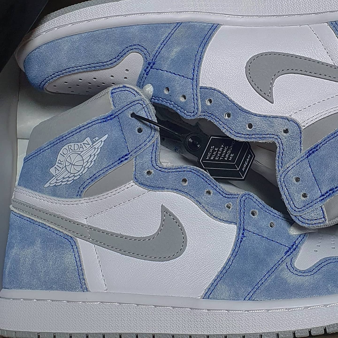 Jordan 1 Retro High OG Hyper Royal 착용 스타일