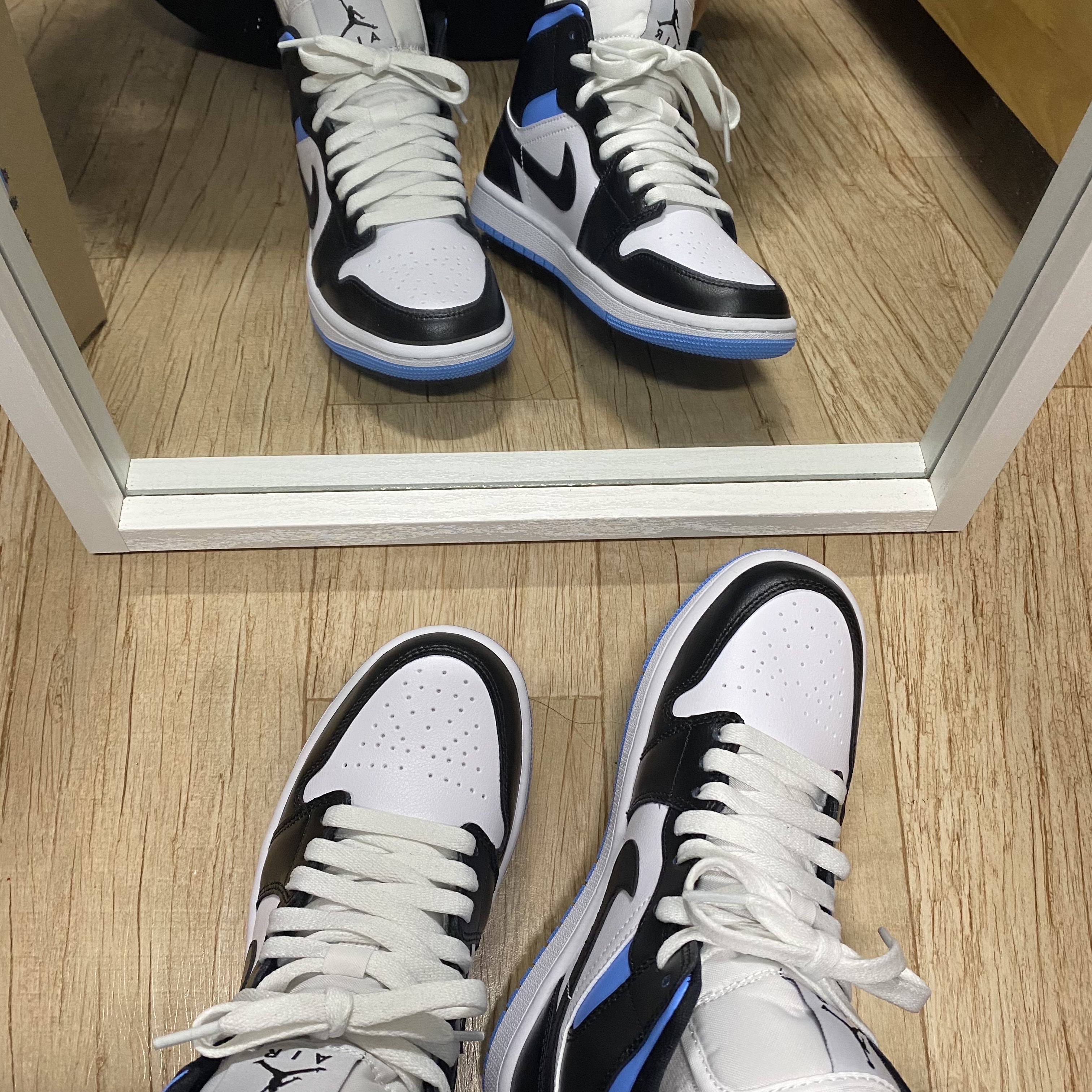 (W) Jordan 1 Mid White Black University Blue 착용 스타일 - 1
