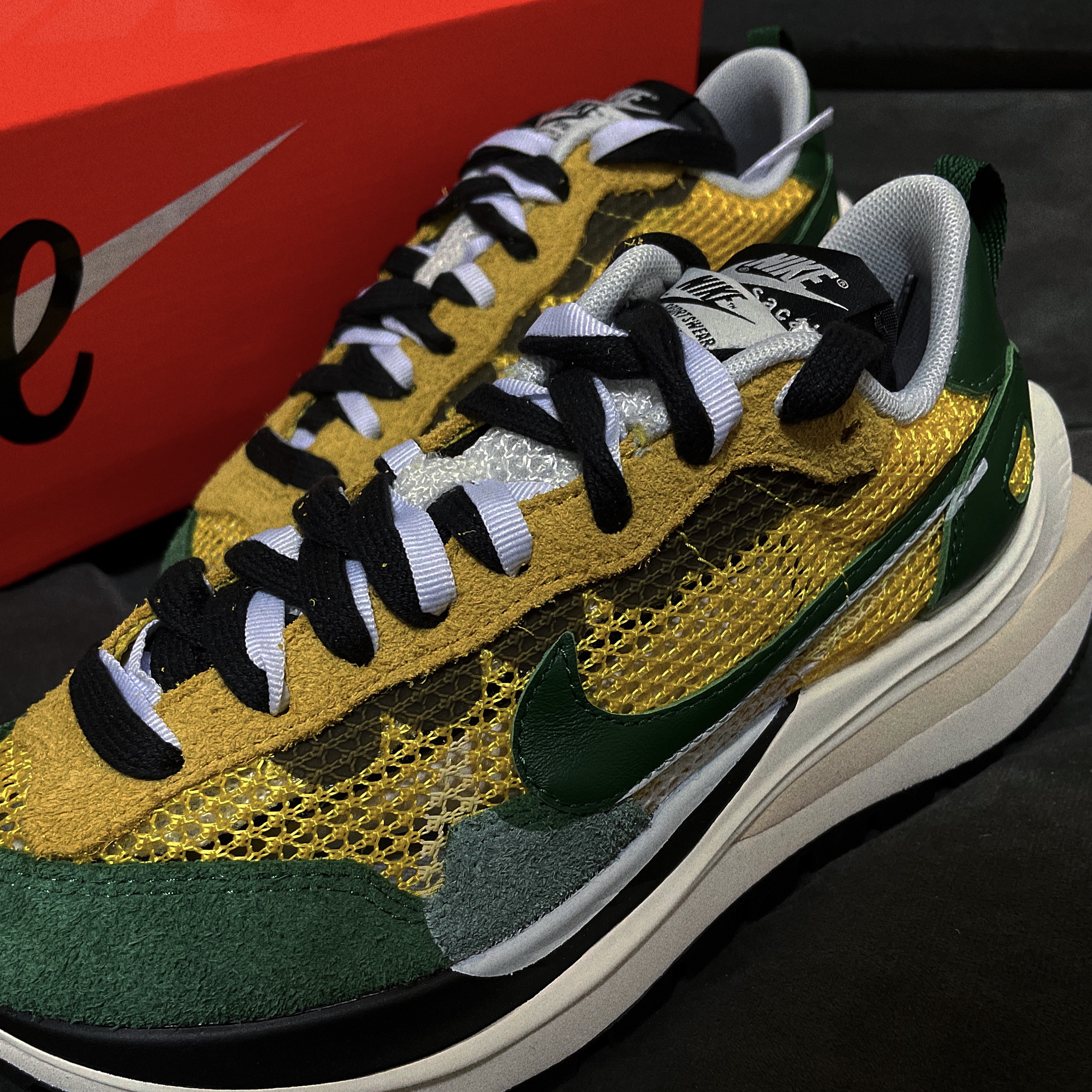 Nike x Sacai VaporWaffle Tour Yellow & Gorge Green Sail 착용 스타일
