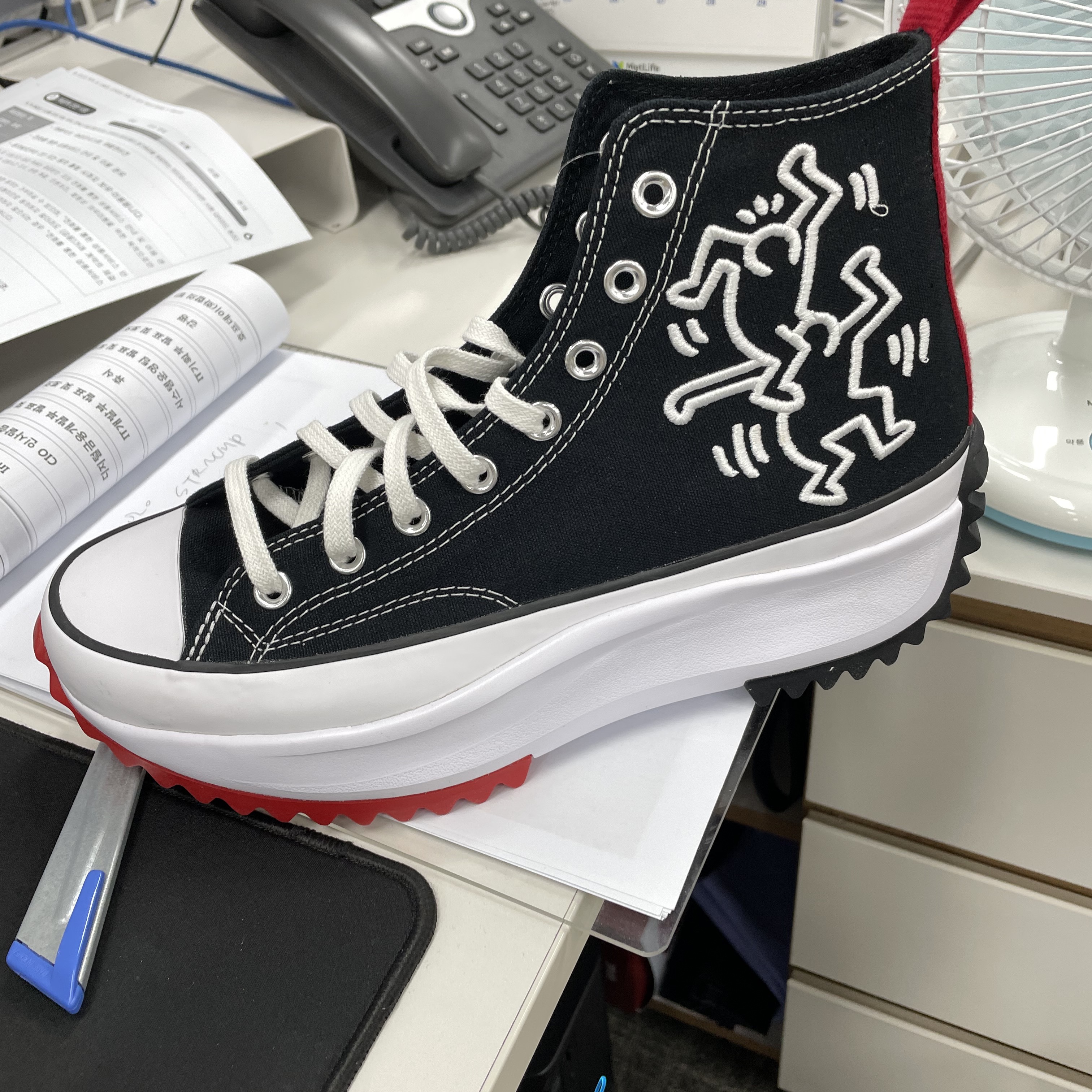 Converse x Keith Haring Run Star Hike Hi Black Red 착용 스타일 - 4