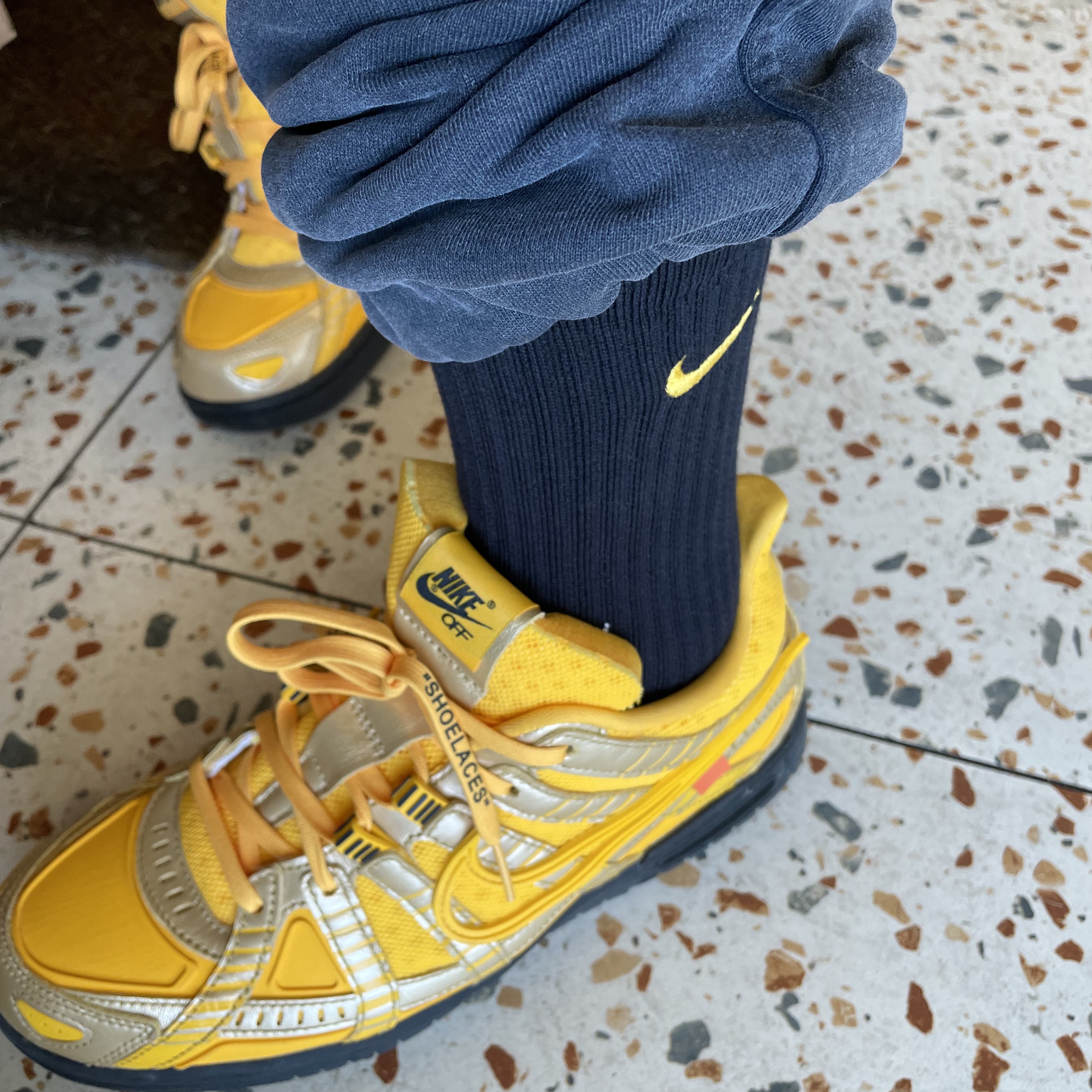 Nike x Drake Nocta Socks Black (3 Pack), Nike x Off-White Air Rubber Dunk University Gold 착용 스타일