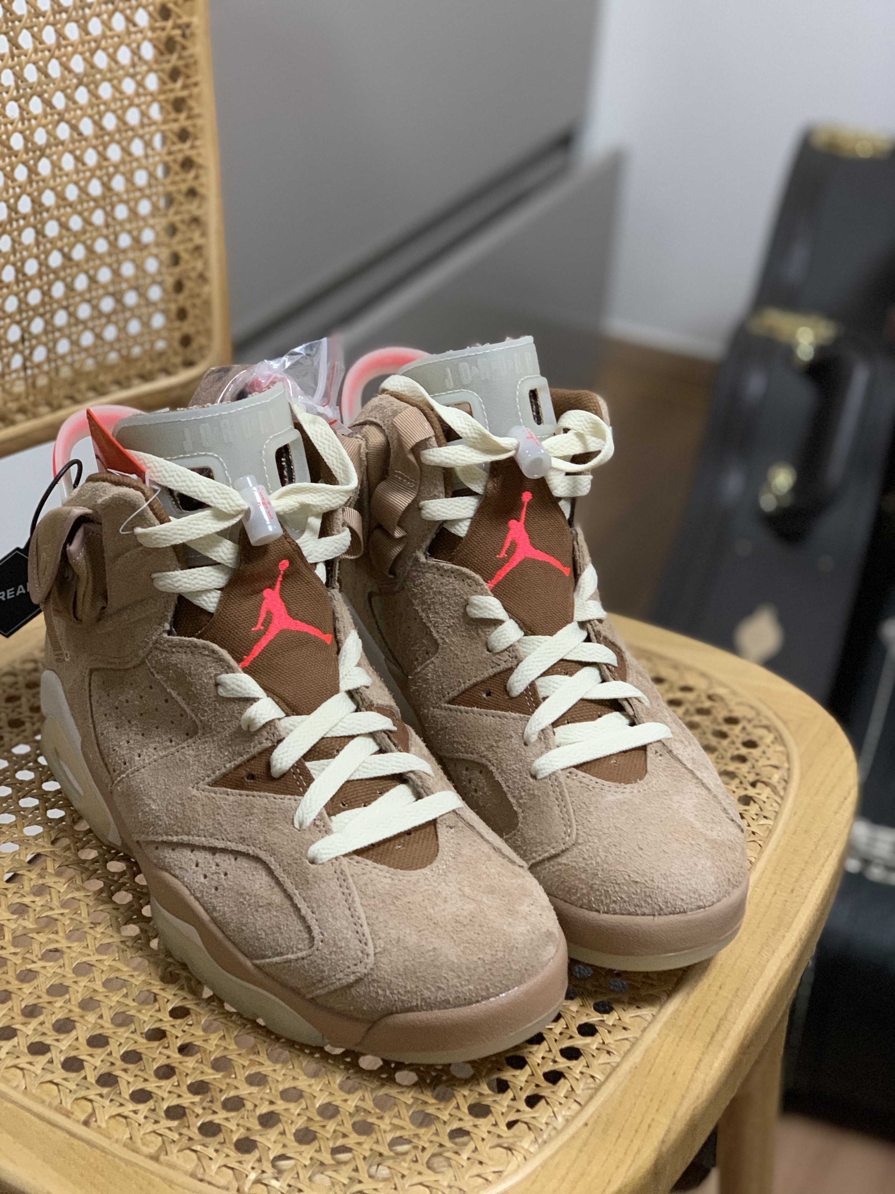 Jordan 6 x Travis Scott Retro SP British Khaki 착용 스타일