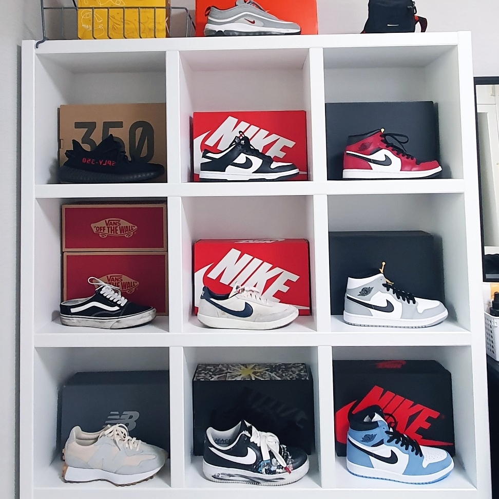 Nike Air Max 97 G Silver Bullet, Adidas Yeezy Boost 350 V2 Black Red 2020 착용 스타일