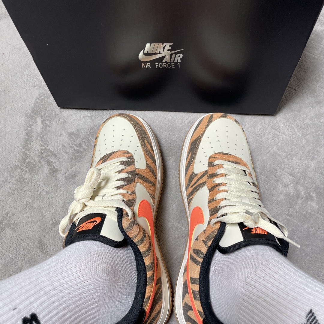 Nike Air Force 1 '07 PRM Orange Zebra 착용 스타일 - 2