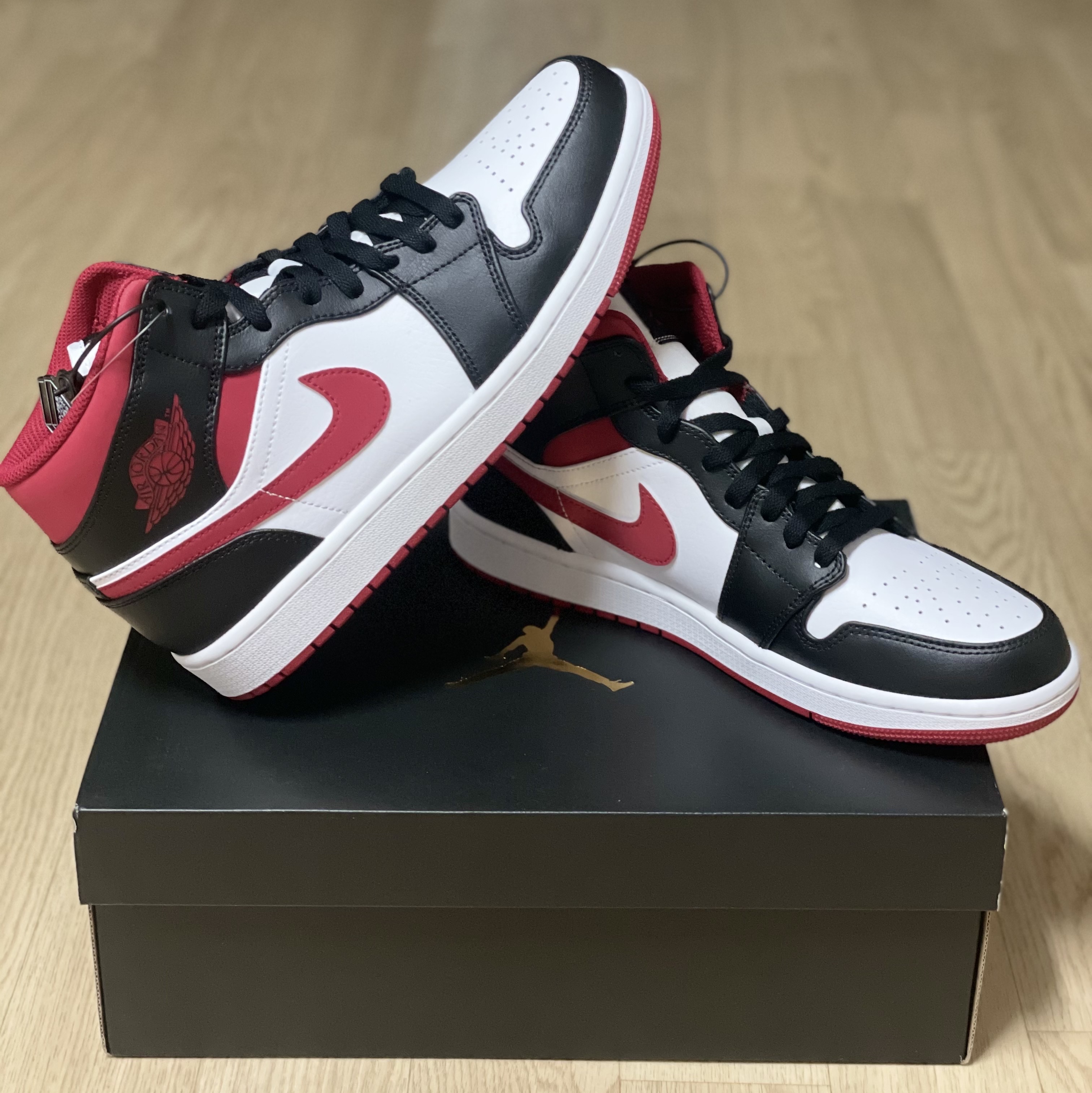 Jordan 1 Mid Gym Red Black White 착용 스타일 - 3