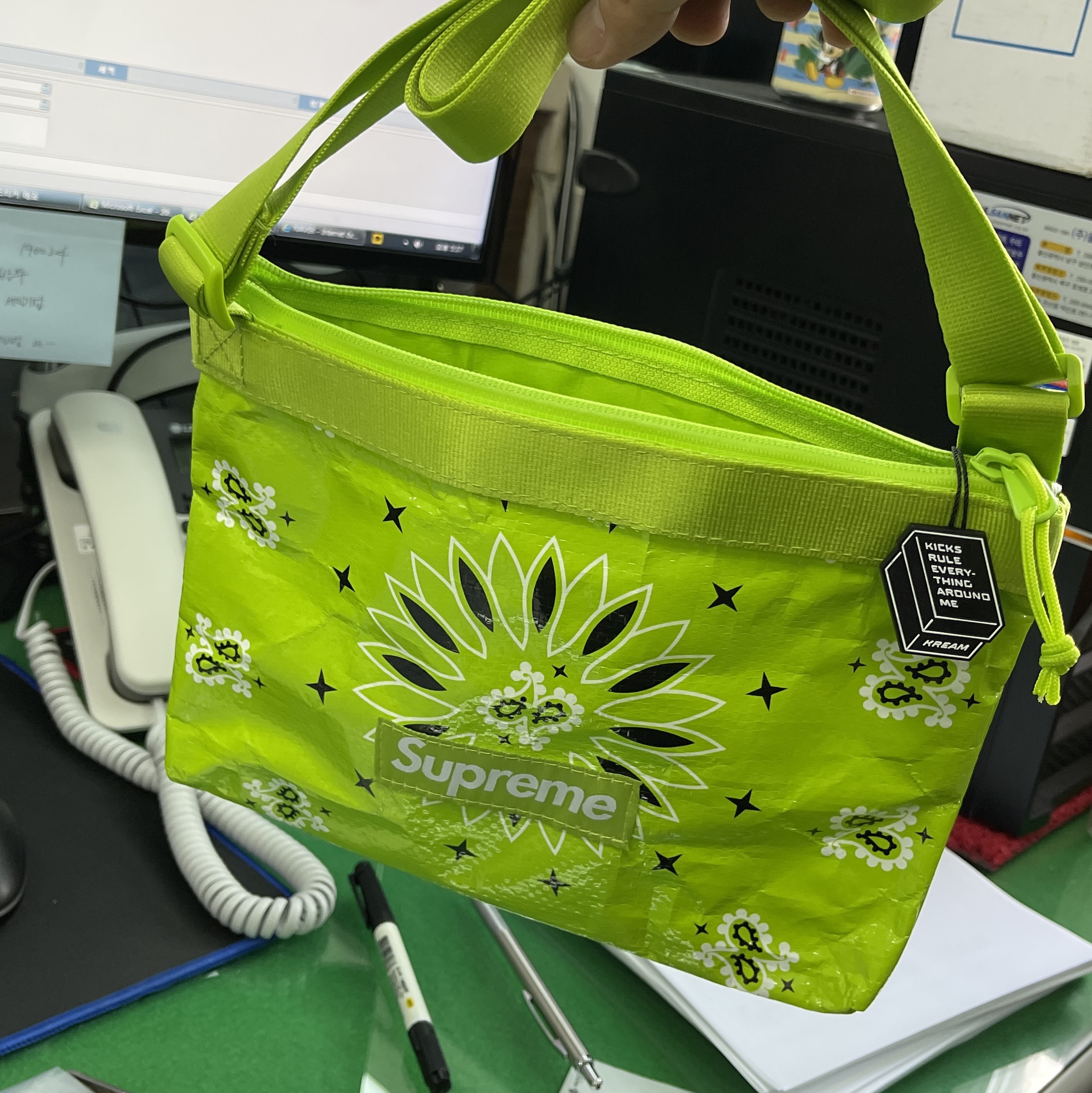 Supreme Bandana Tarp Side Bag Bright Green - 21SS 착용 스타일 - 1