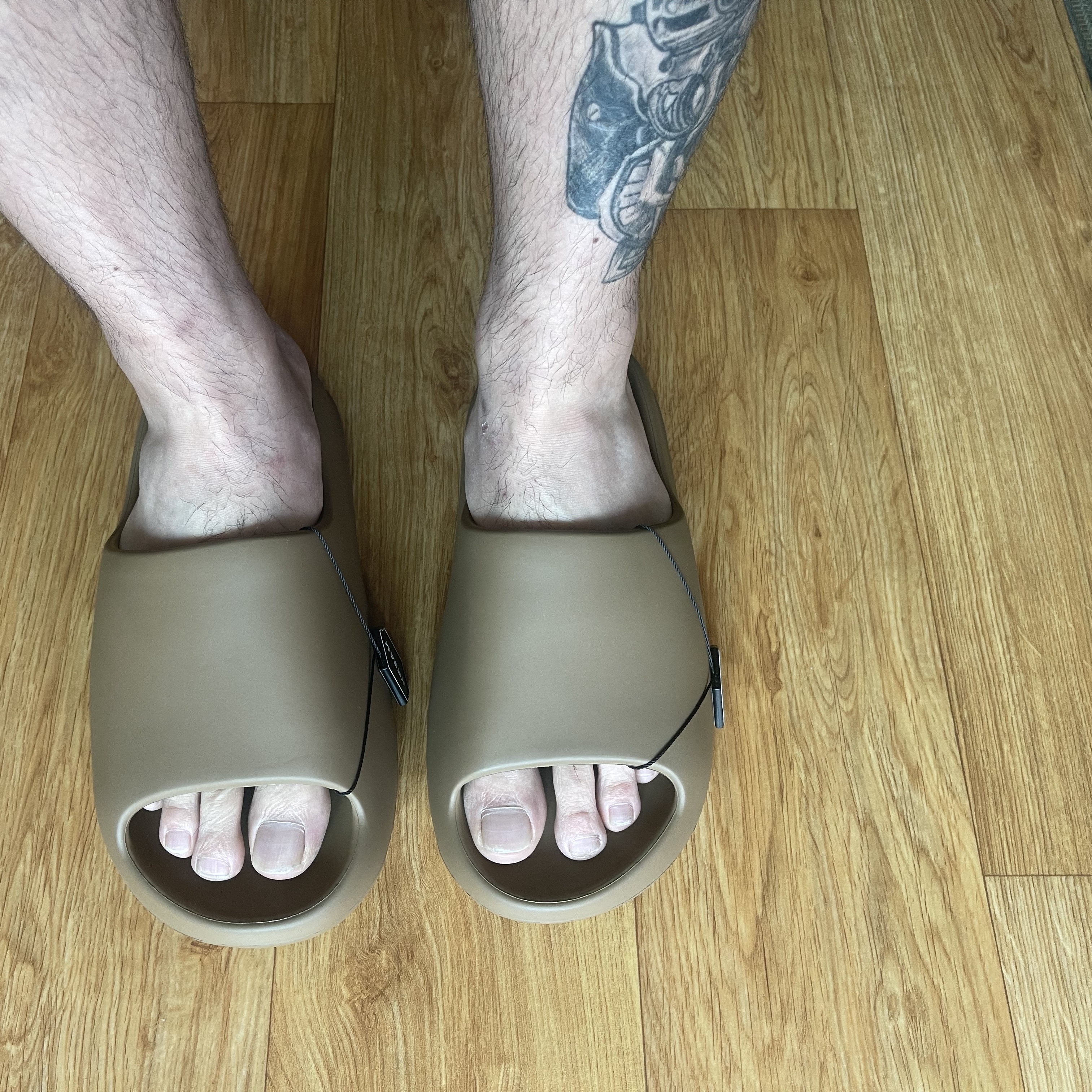 Adidas Yeezy Slide Core 착용 스타일 - 4