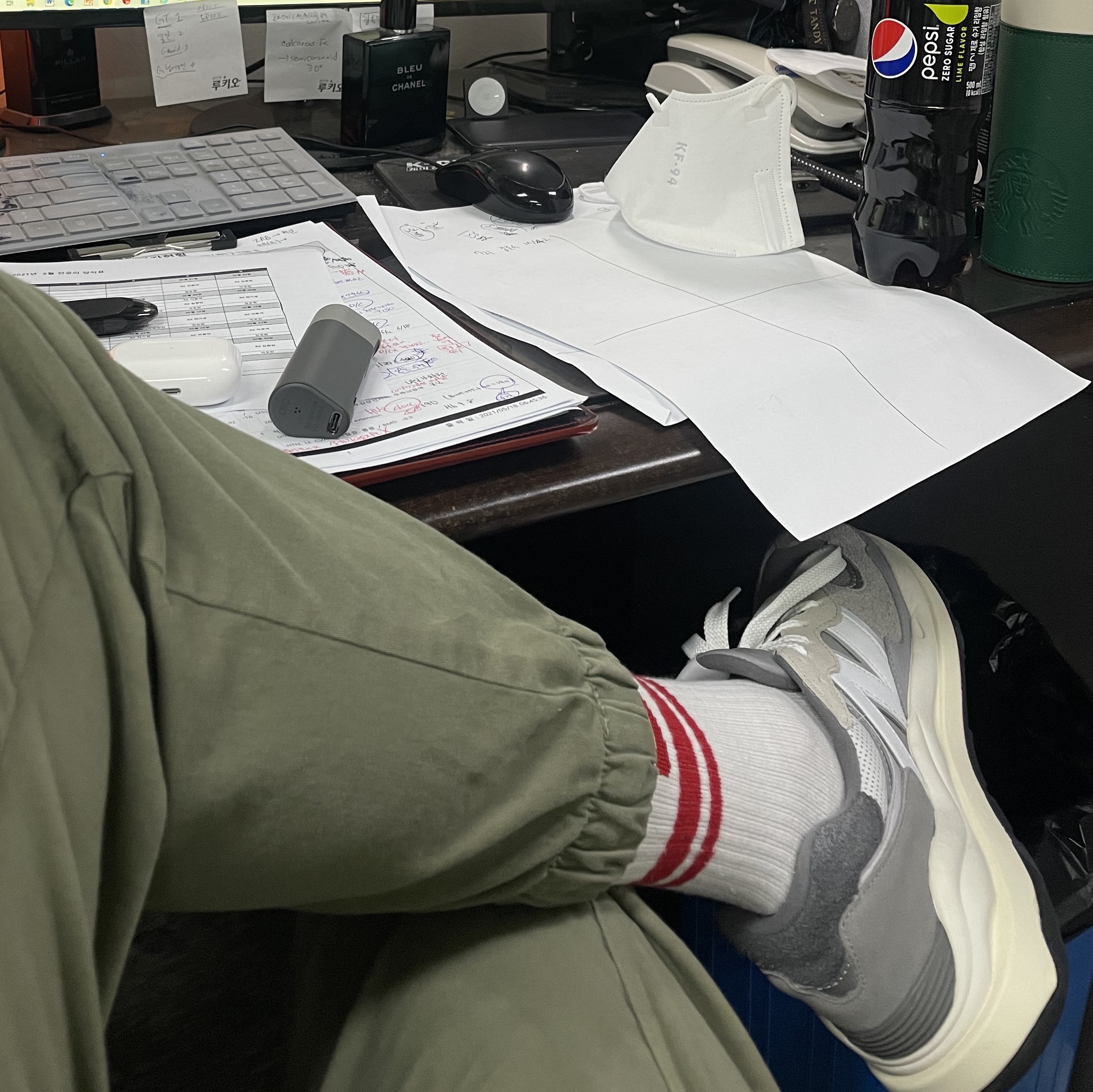 New Balance 5740 Grey 착용 스타일 - 2