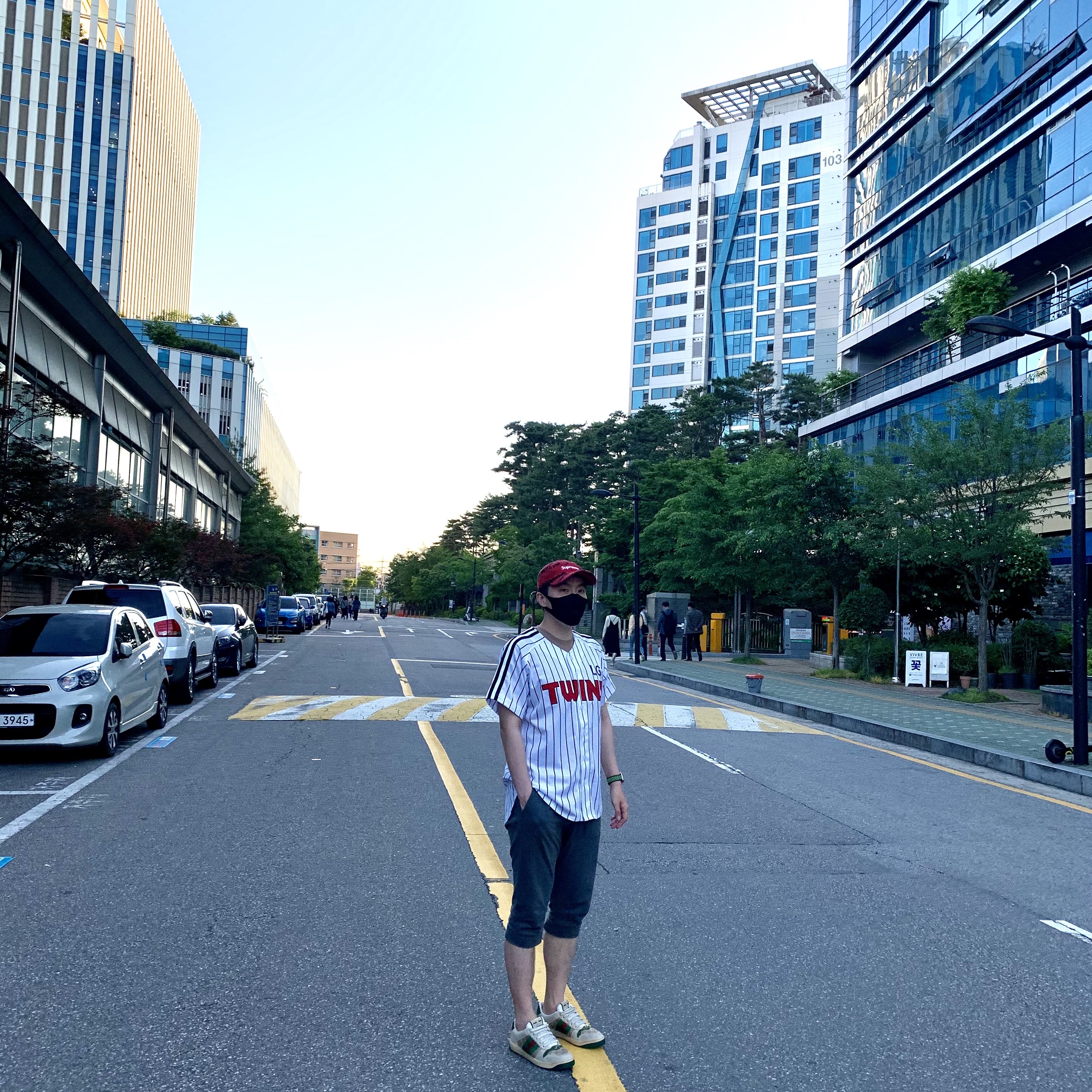 Supreme Frayed Logos Denim Camp Cap Red - 21SS, Gucci Screener GG Canvas Distressed Sneakers 착용 스타일 - 1