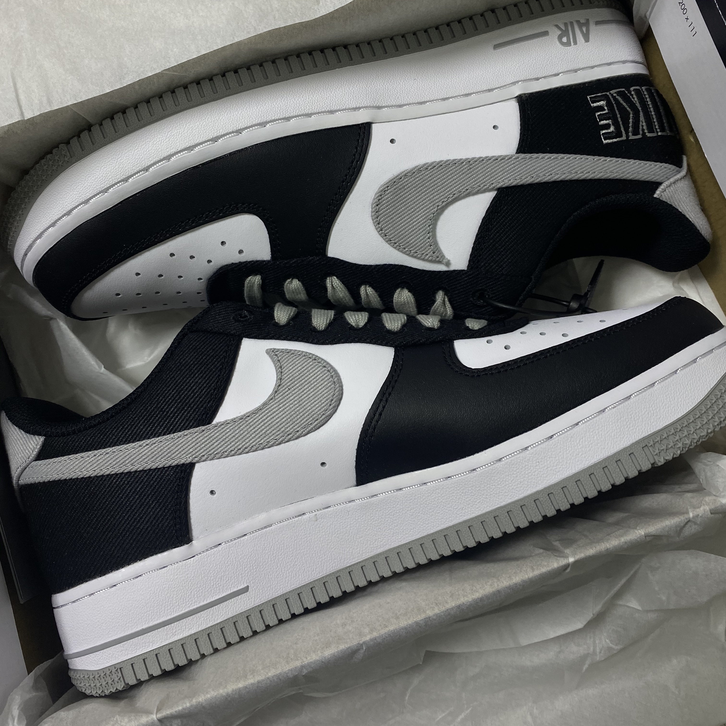 Nike Air Force 1 '07 LV8 EMB Black Silver 착용 스타일