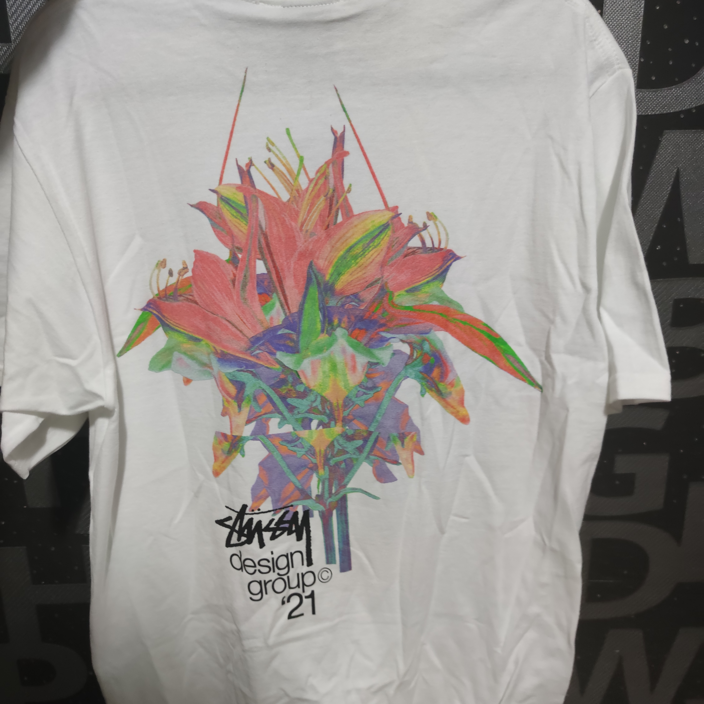 Stussy Design Group 21 T-Shirt White, Stussy Design Group 21 T-Shirt Black 착용 스타일 - 2