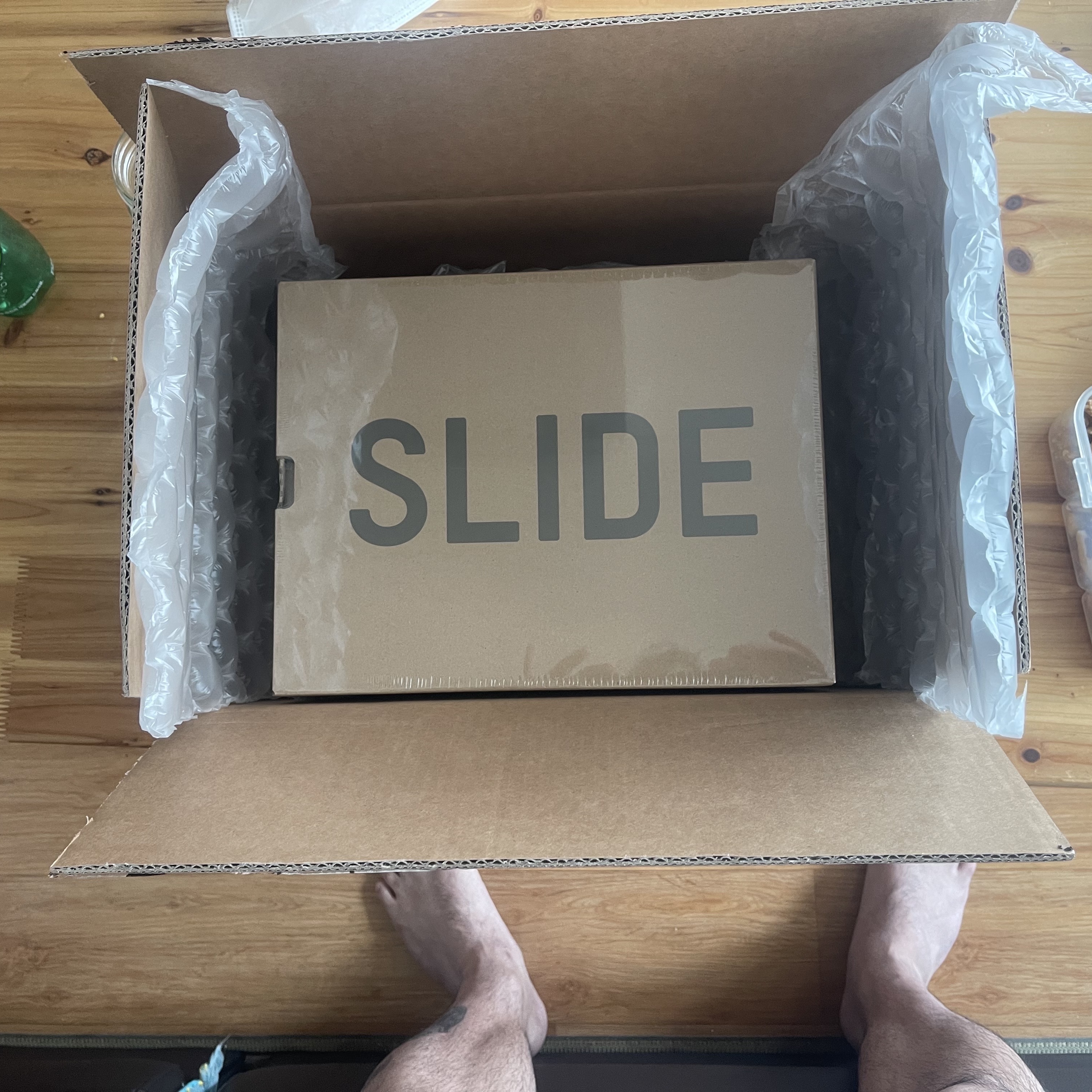 Adidas Yeezy Slide Core 착용 스타일 - 1