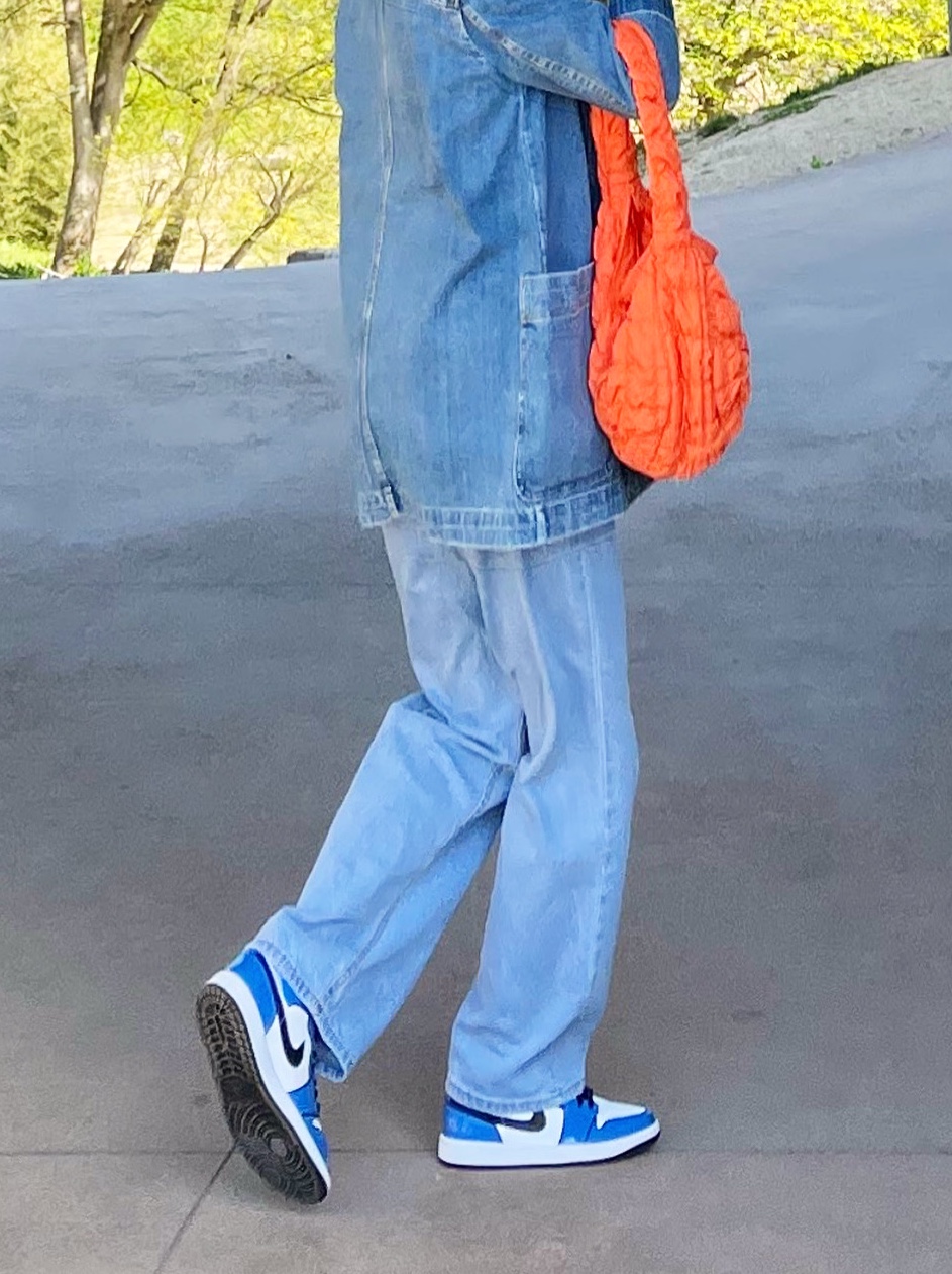 Jordan 1 Mid SE Signal Blue, COS Quilted Mini Bag Bright Orange 착용 스타일 - 3