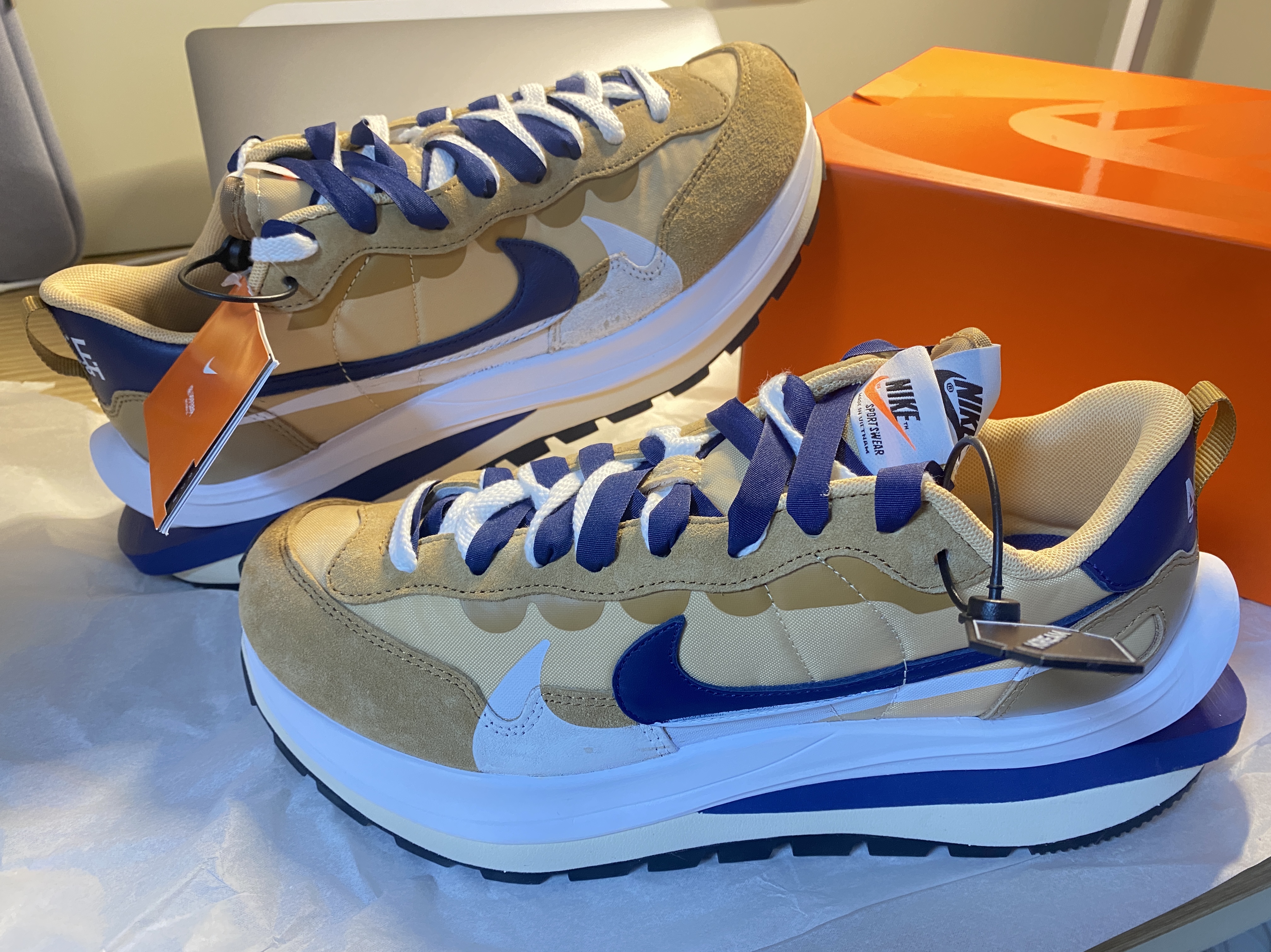 Nike x Sacai VaporWaffle Sesame and Blue Void 착용 스타일