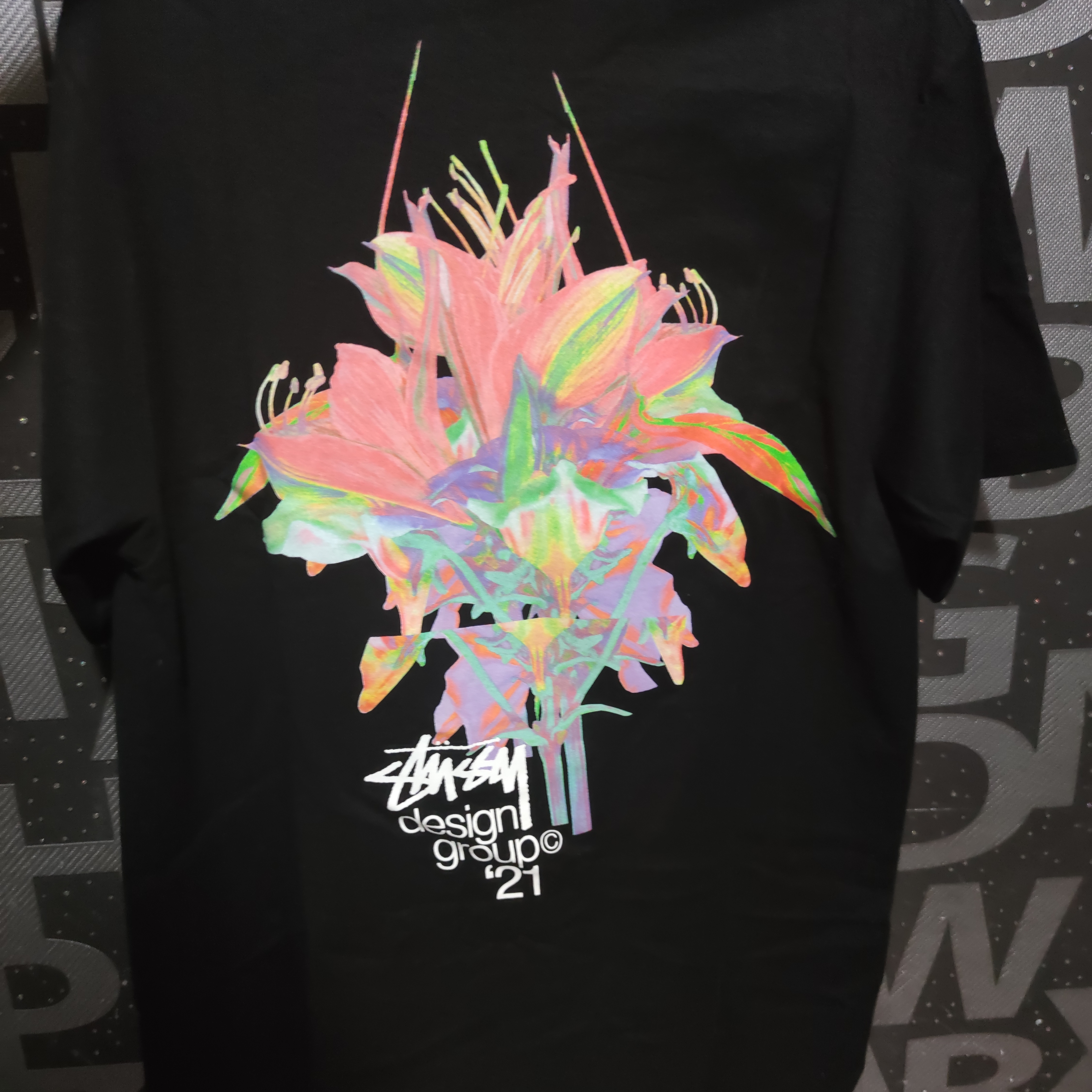 Stussy Design Group 21 T-Shirt White, Stussy Design Group 21 T-Shirt Black 착용 스타일 - 3