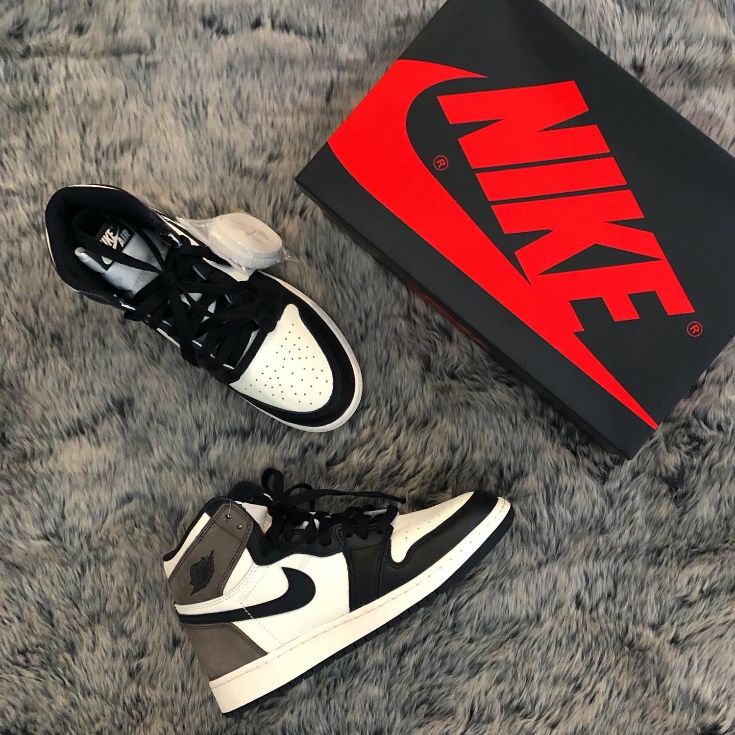 (GS) Jordan 1 Retro High OG Black Mocha 착용 스타일 - 2