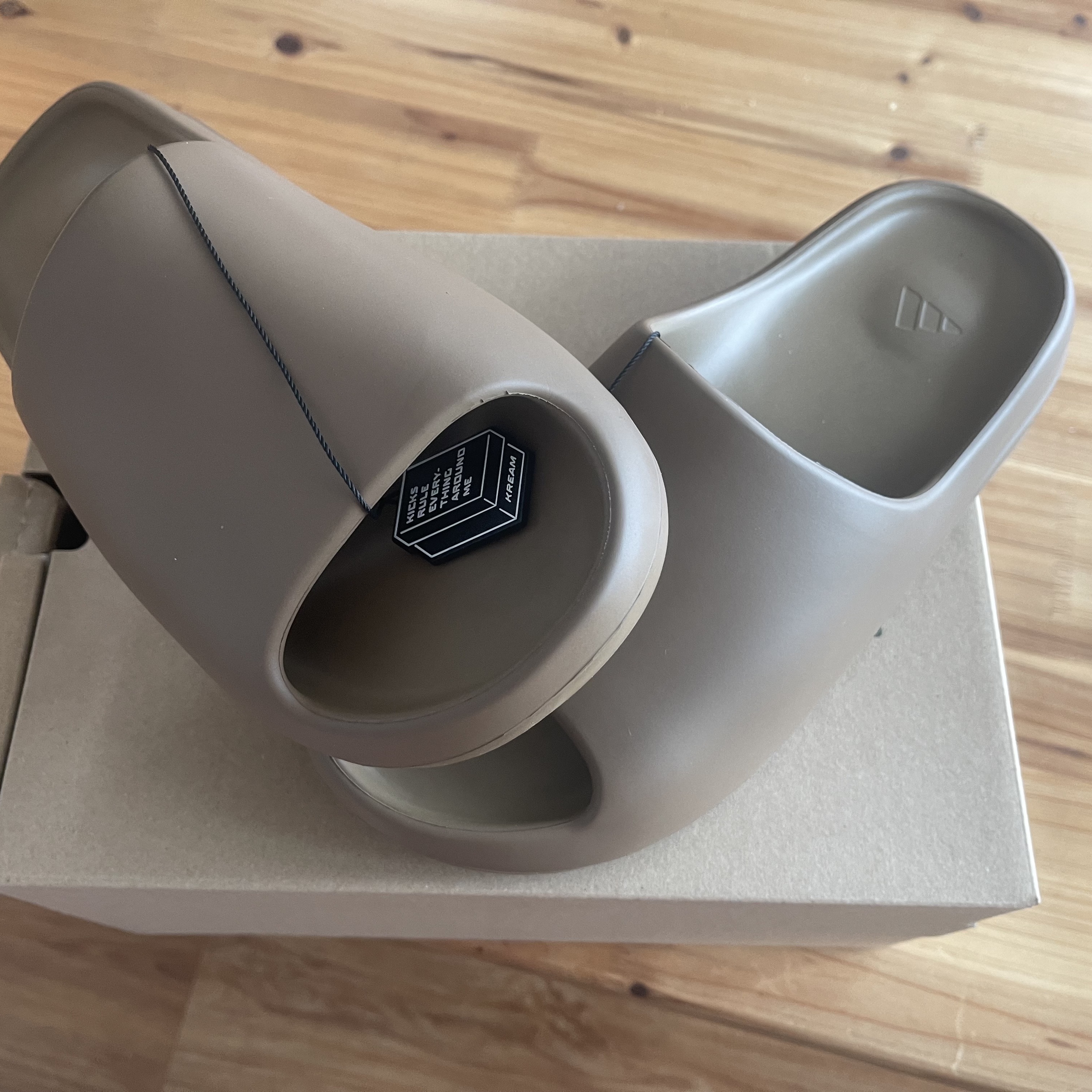 Adidas Yeezy Slide Core 착용 스타일 - 2