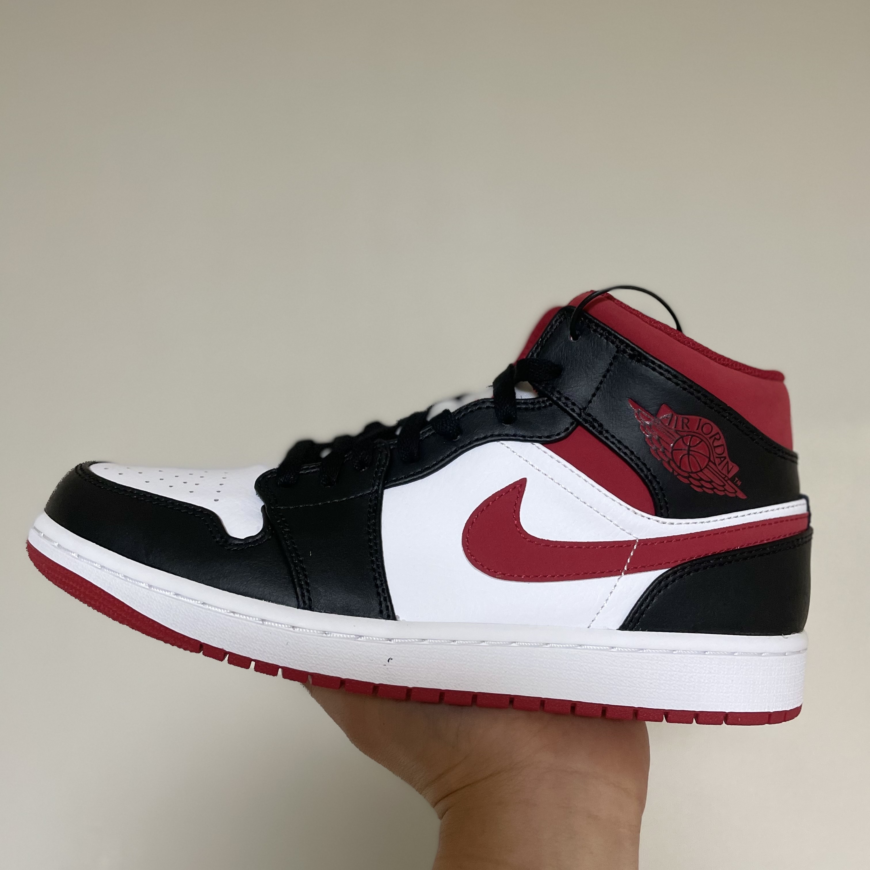 Jordan 1 Mid Gym Red Black White 착용 스타일 - 1