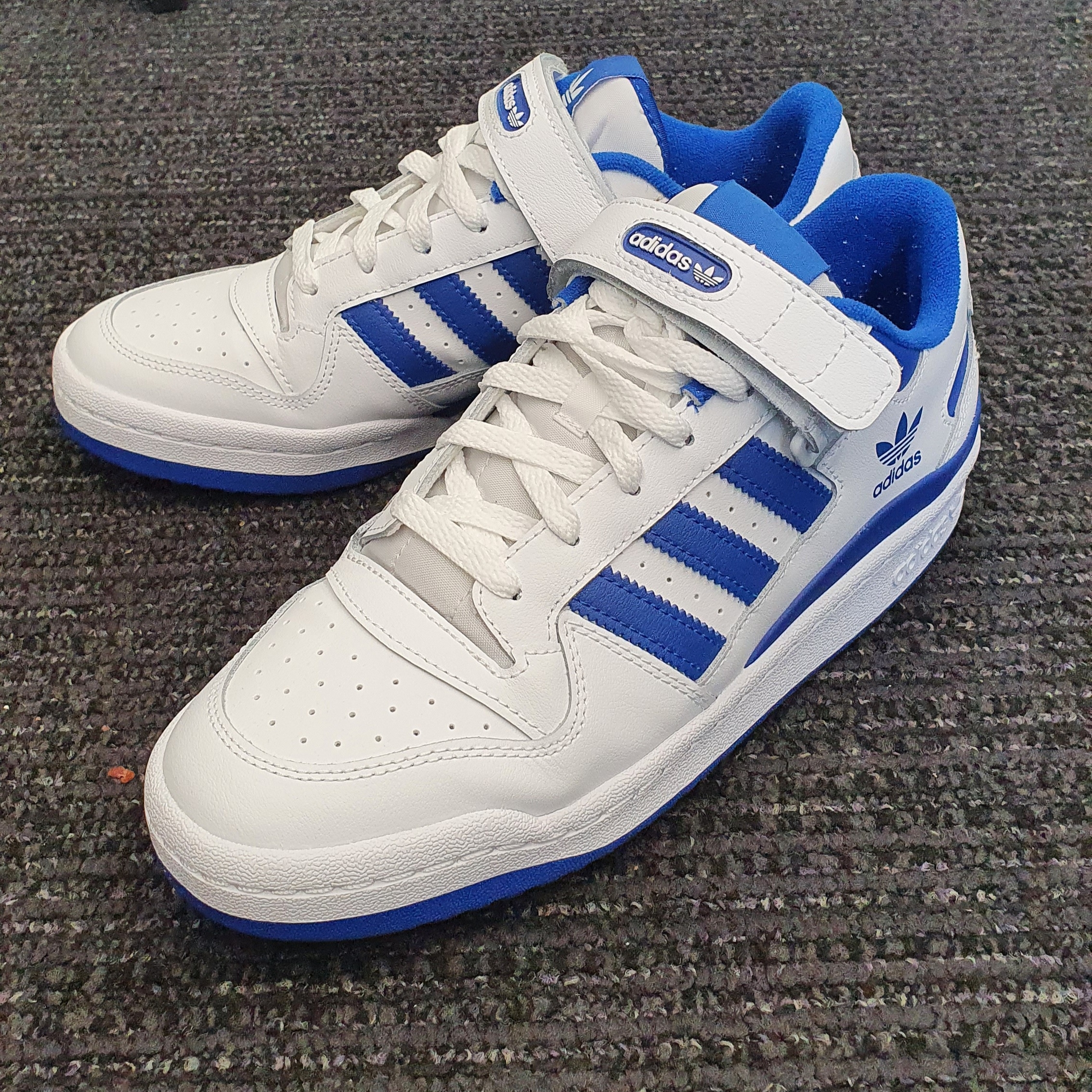 Adidas Forum Low White Royal Blue 착용 스타일 - 1