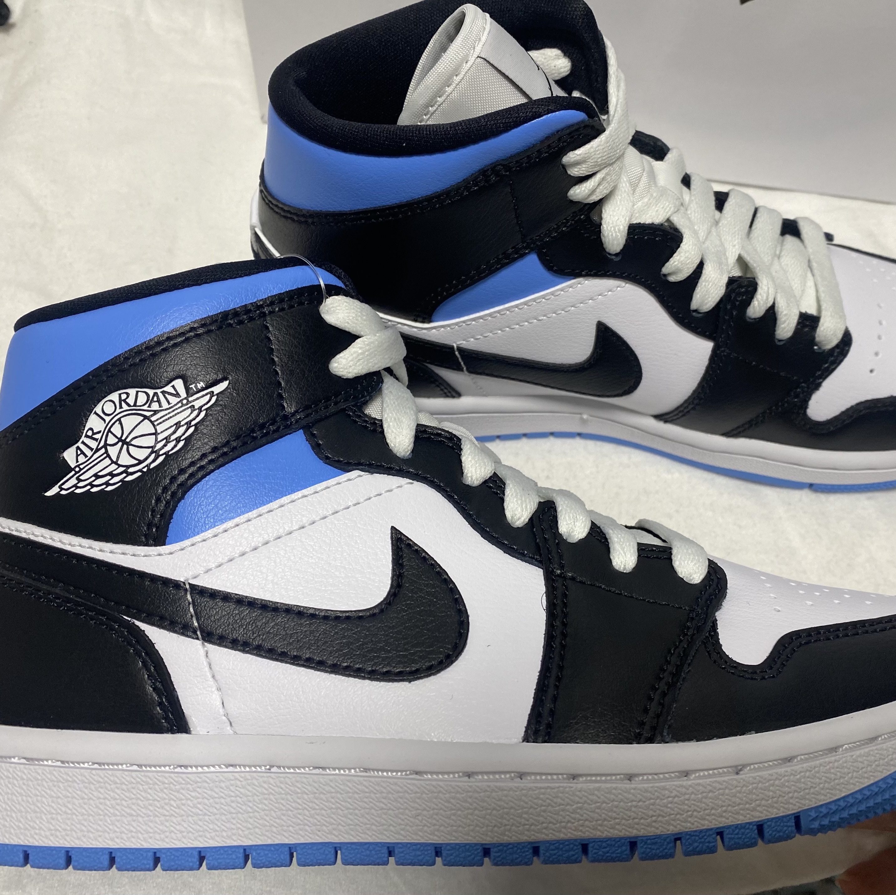 (W) Jordan 1 Mid White Black University Blue 착용 스타일 - 2
