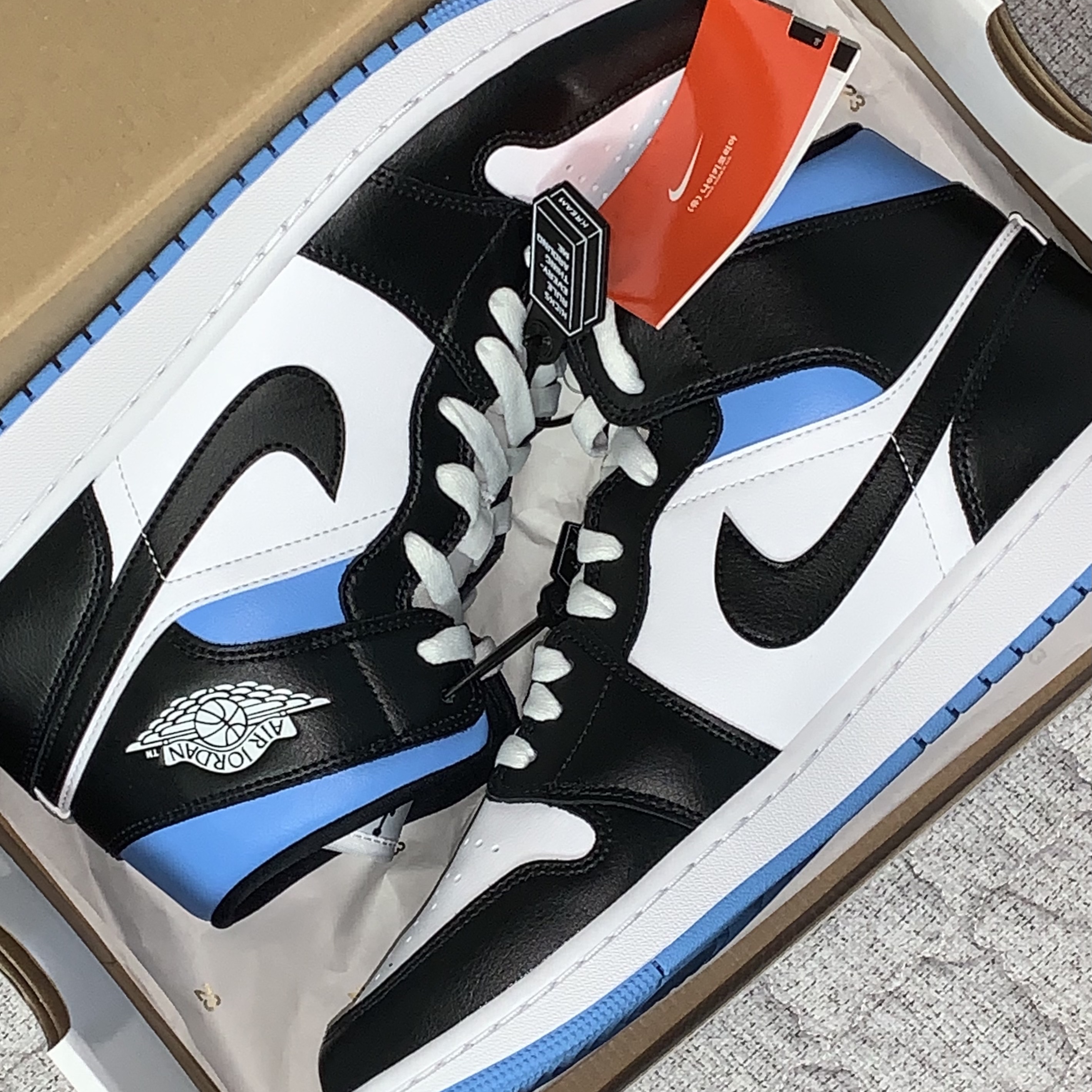 (W) Jordan 1 Mid White Black University Blue 착용 스타일 - 2