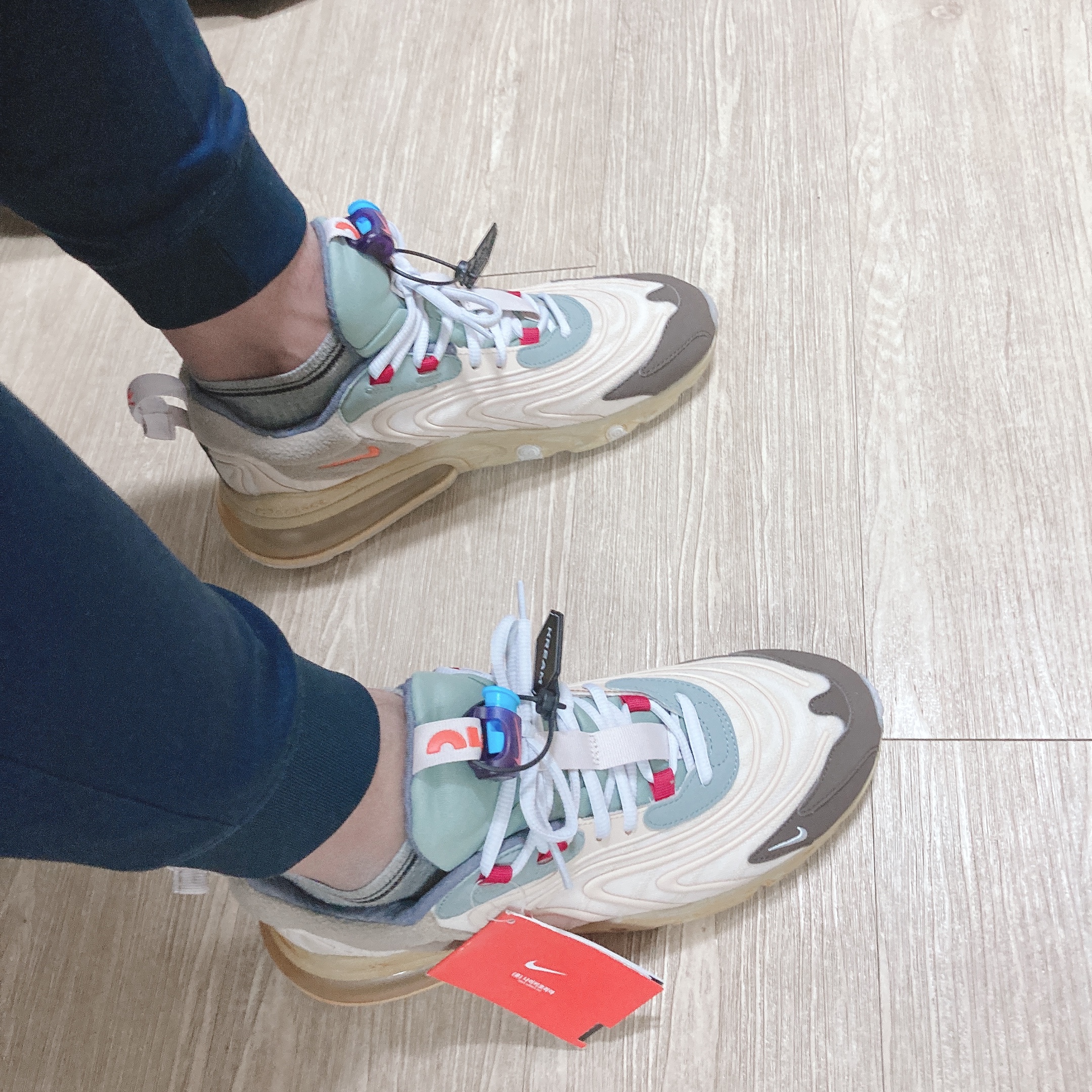Nike x Travis Scott Air Max 270 React Cactus Trails 착용 스타일 - 1