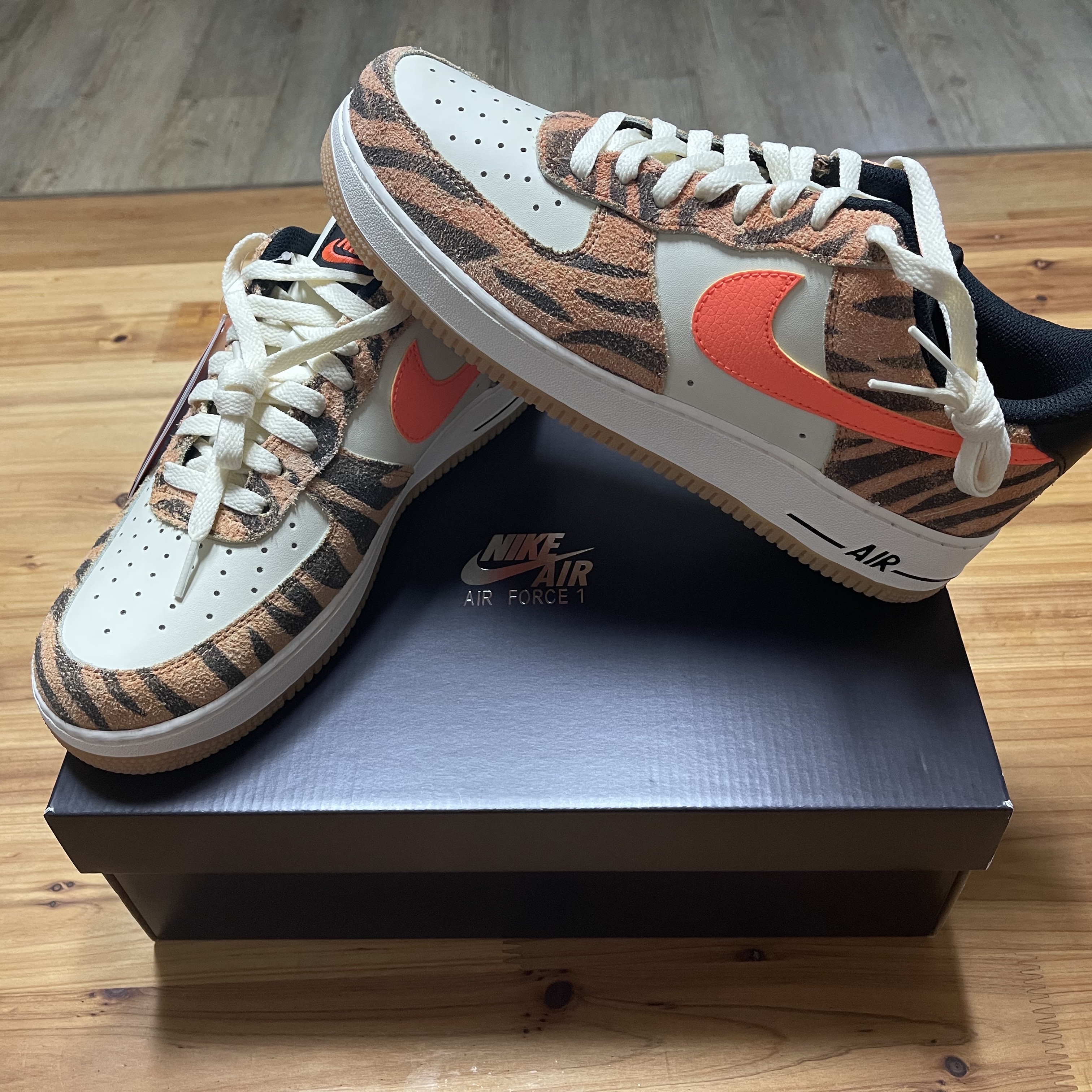 Nike Air Force 1 '07 PRM Orange Zebra 착용 스타일 - 1