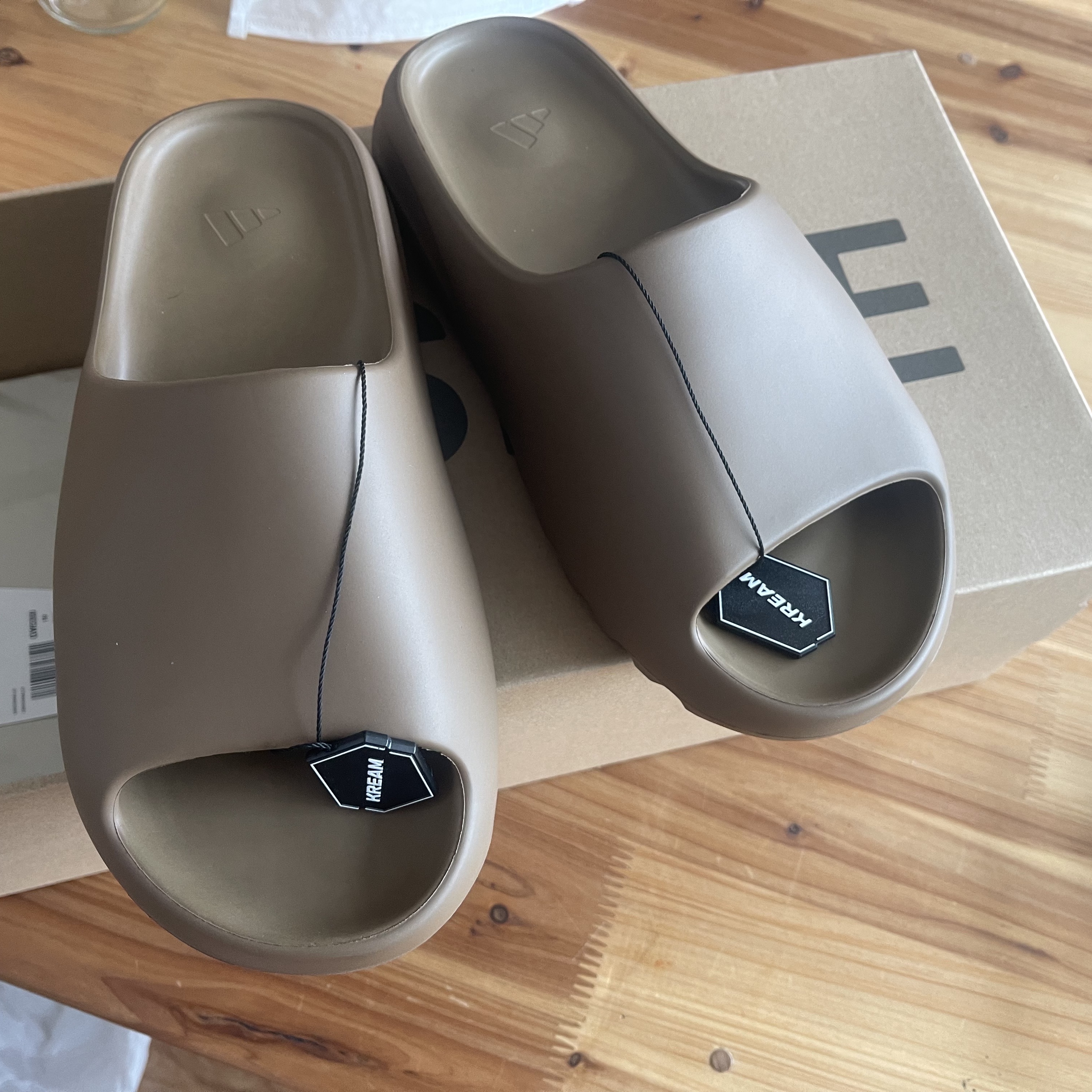 Adidas Yeezy Slide Core 착용 스타일 - 3