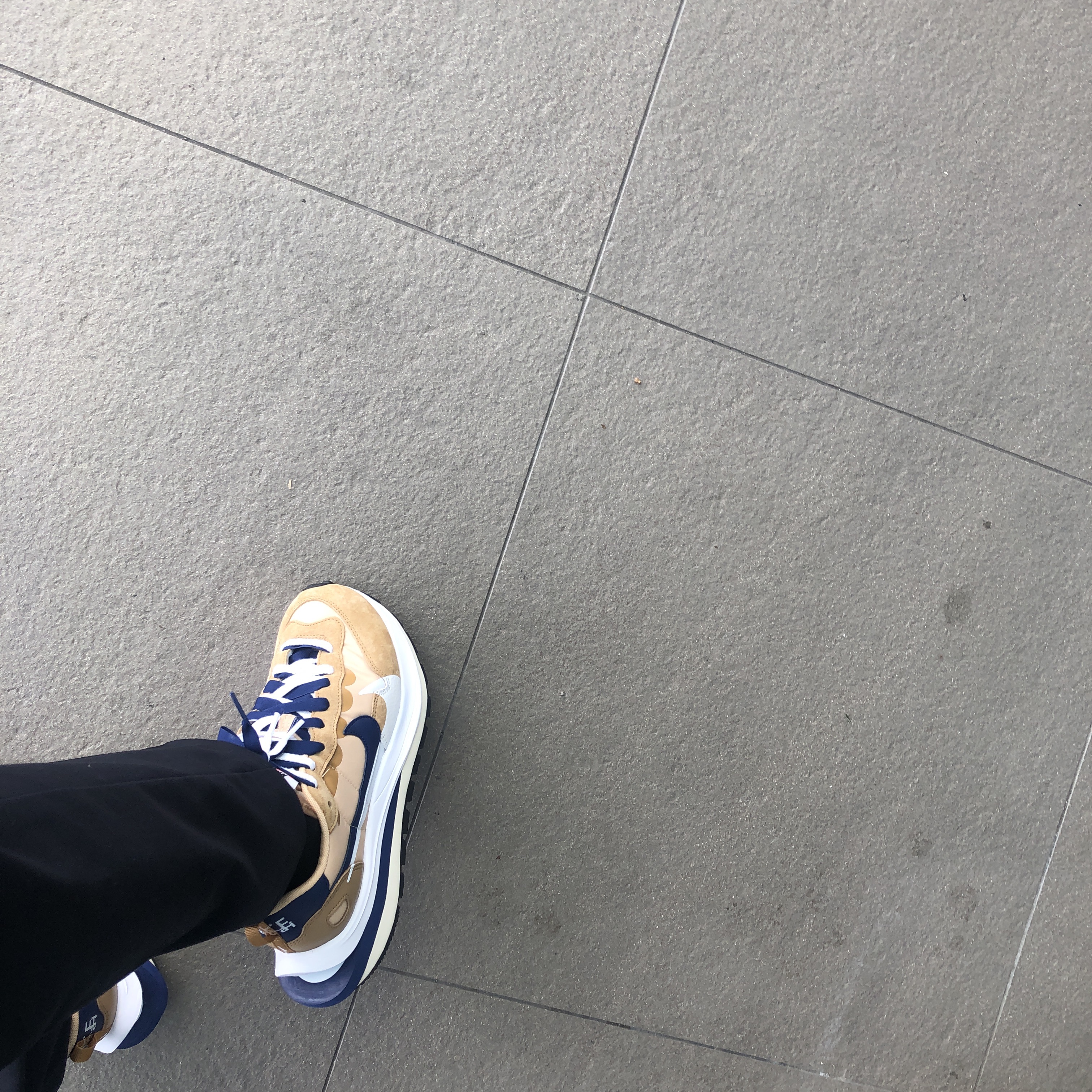 Nike x Sacai VaporWaffle Sesame and Blue Void 착용 스타일