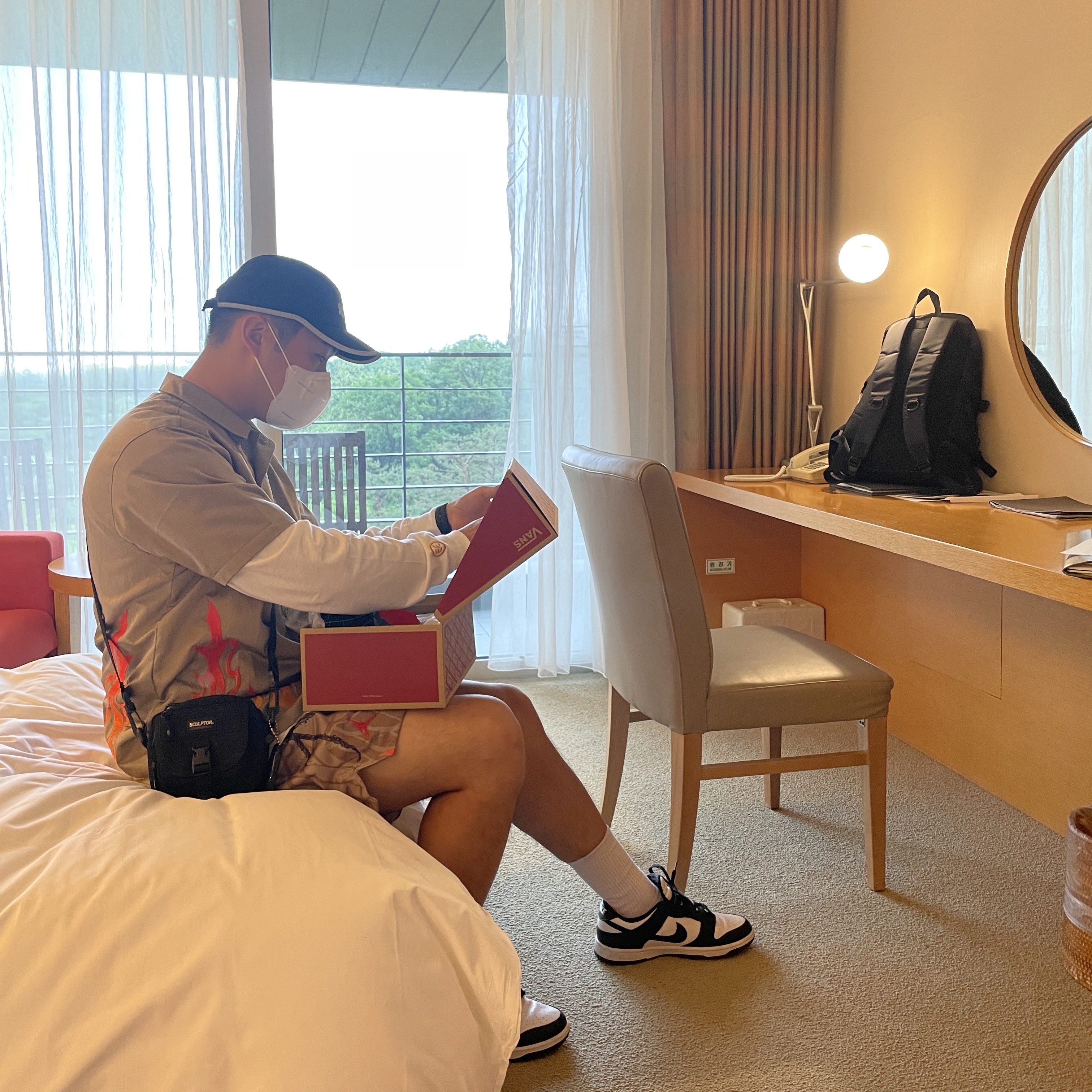 Jordan x Travis Scott Button Down Top - Asia, Jordan x Travis Scott Pool Shorts - Asia 착용 스타일