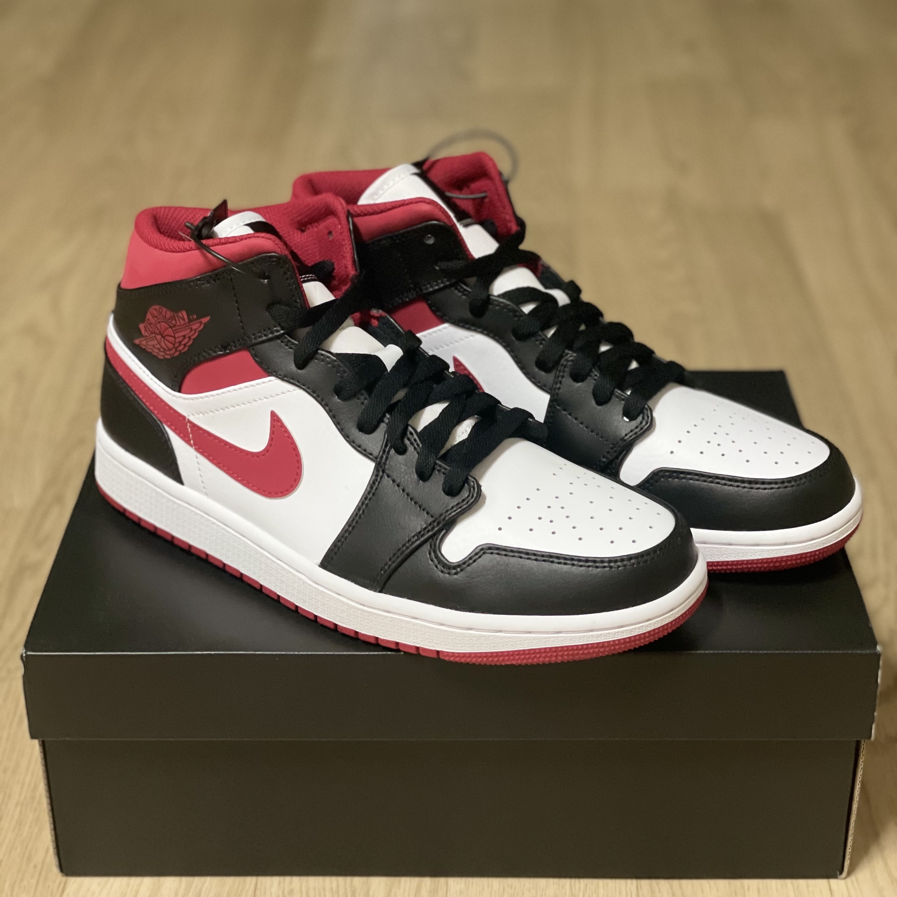 Jordan 1 Mid Gym Red Black White 착용 스타일 - 2