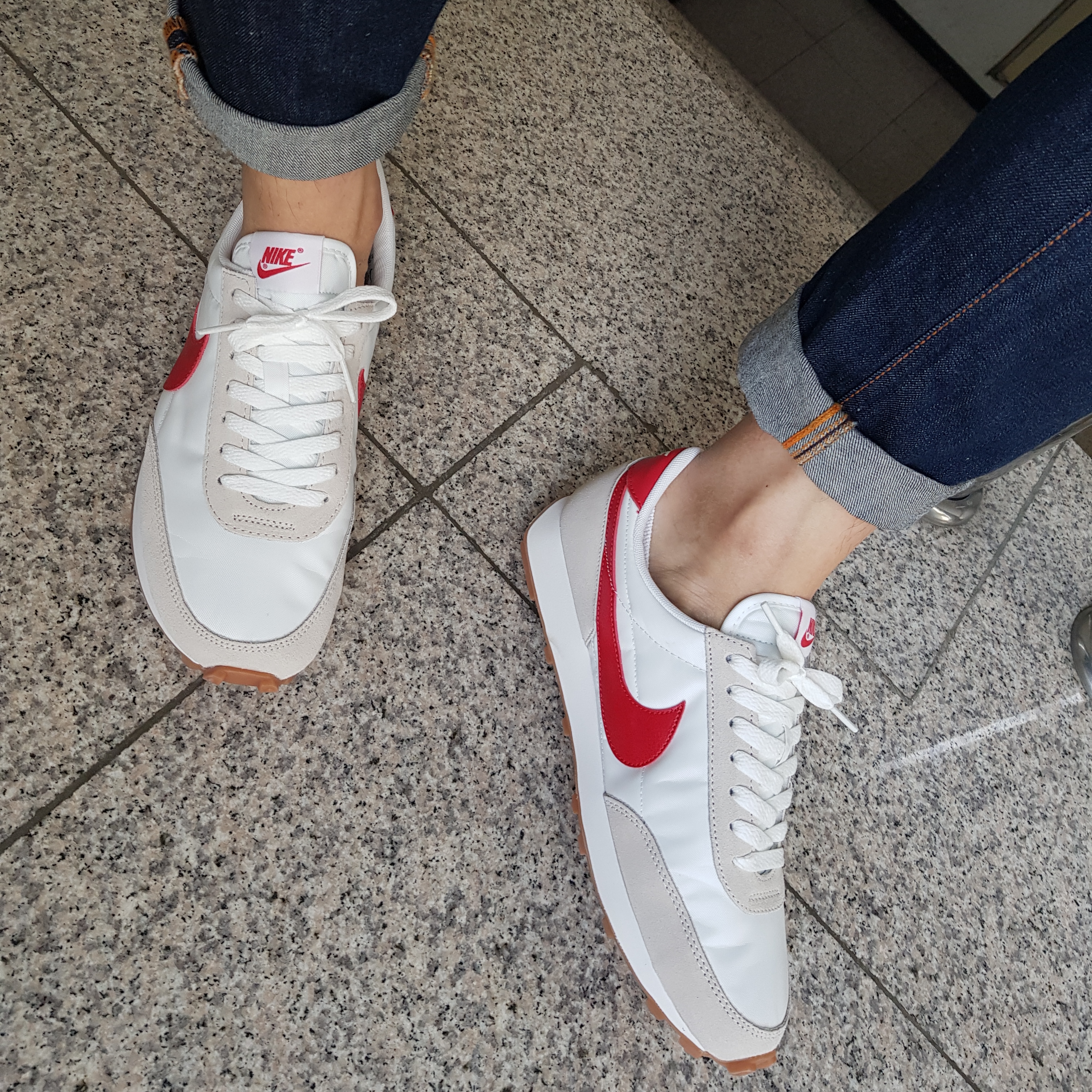 (W) Nike Daybreak Summit White University Red 착용 스타일 - 2