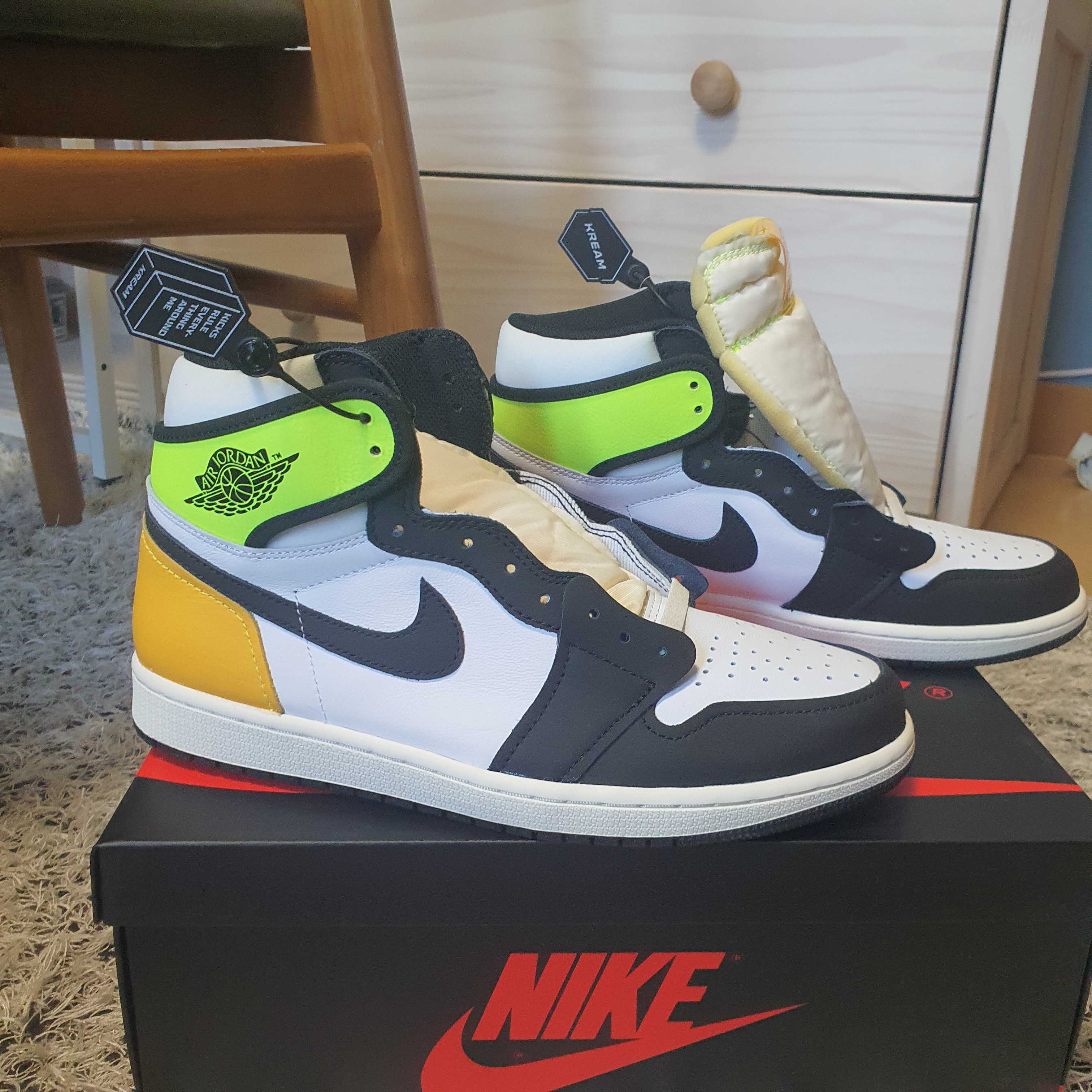 Jordan 1 Retro High OG Volt Gold 착용 스타일