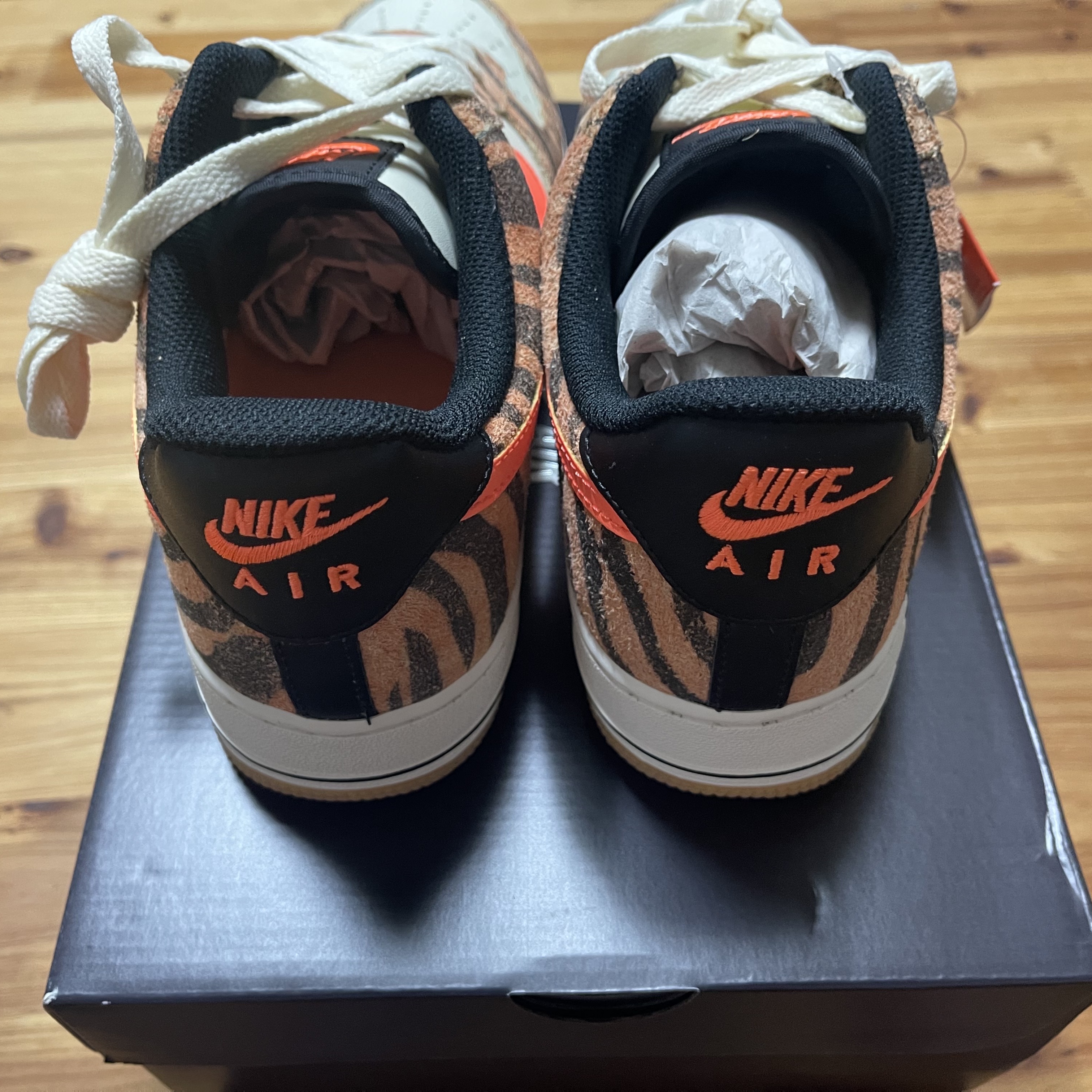 Nike Air Force 1 '07 PRM Orange Zebra 착용 스타일 - 2