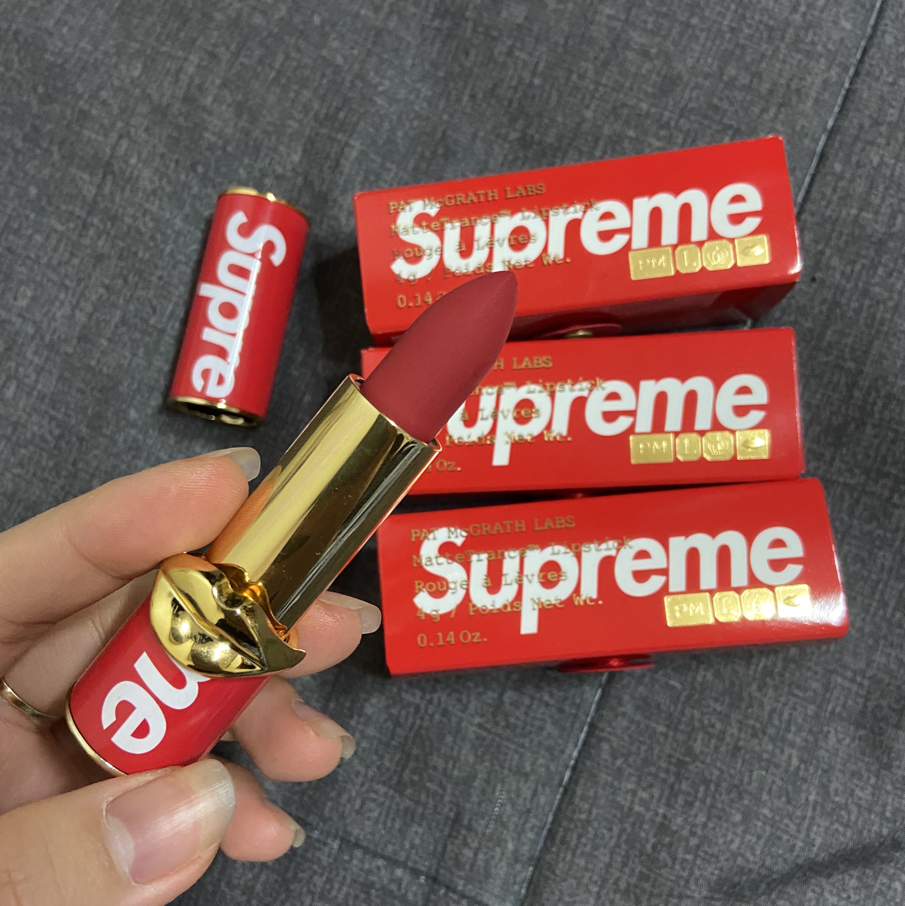 Supreme Pat McGrath Labs Lipstick - 20FW 착용 스타일