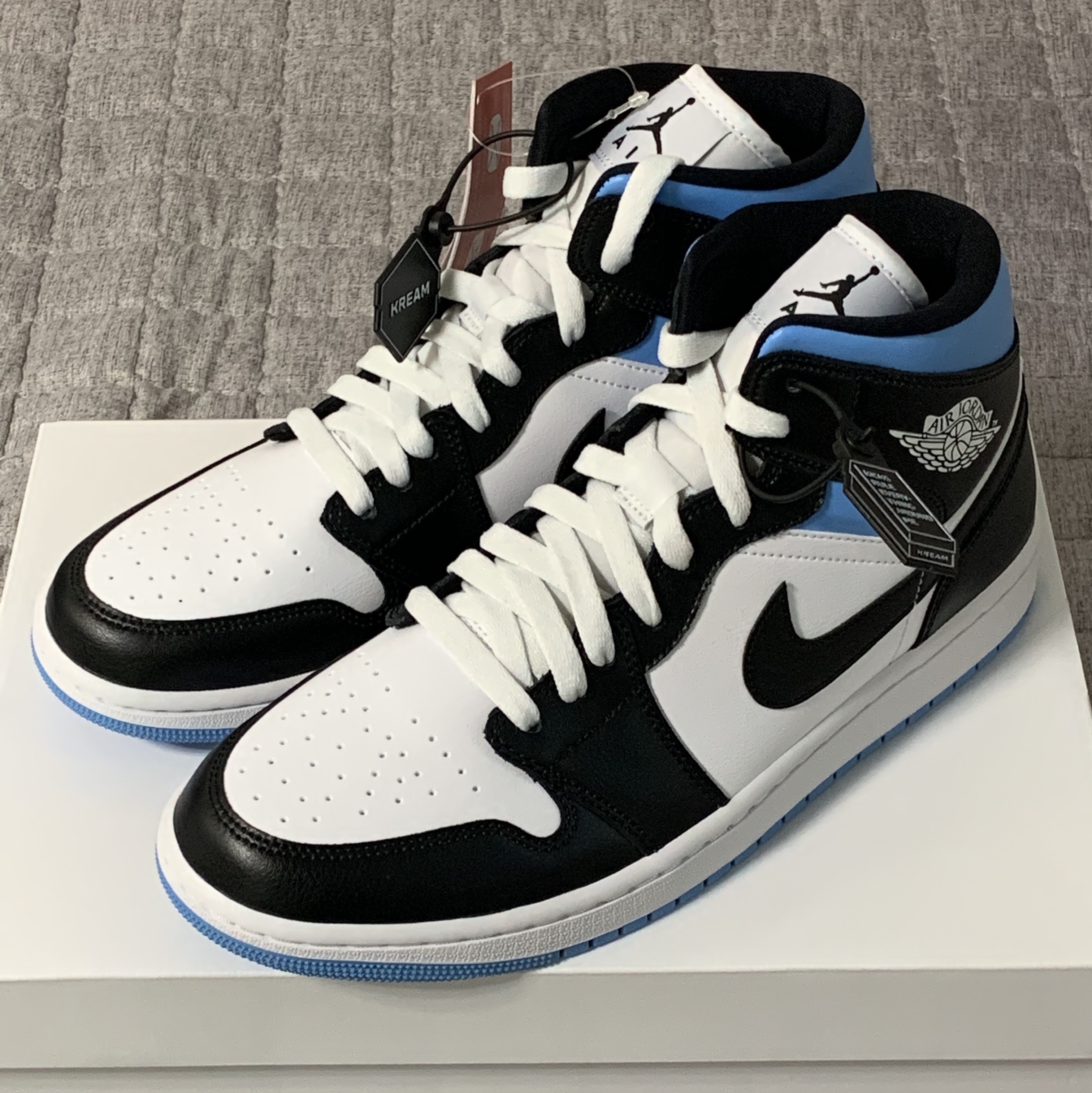 (W) Jordan 1 Mid White Black University Blue 착용 스타일 - 4