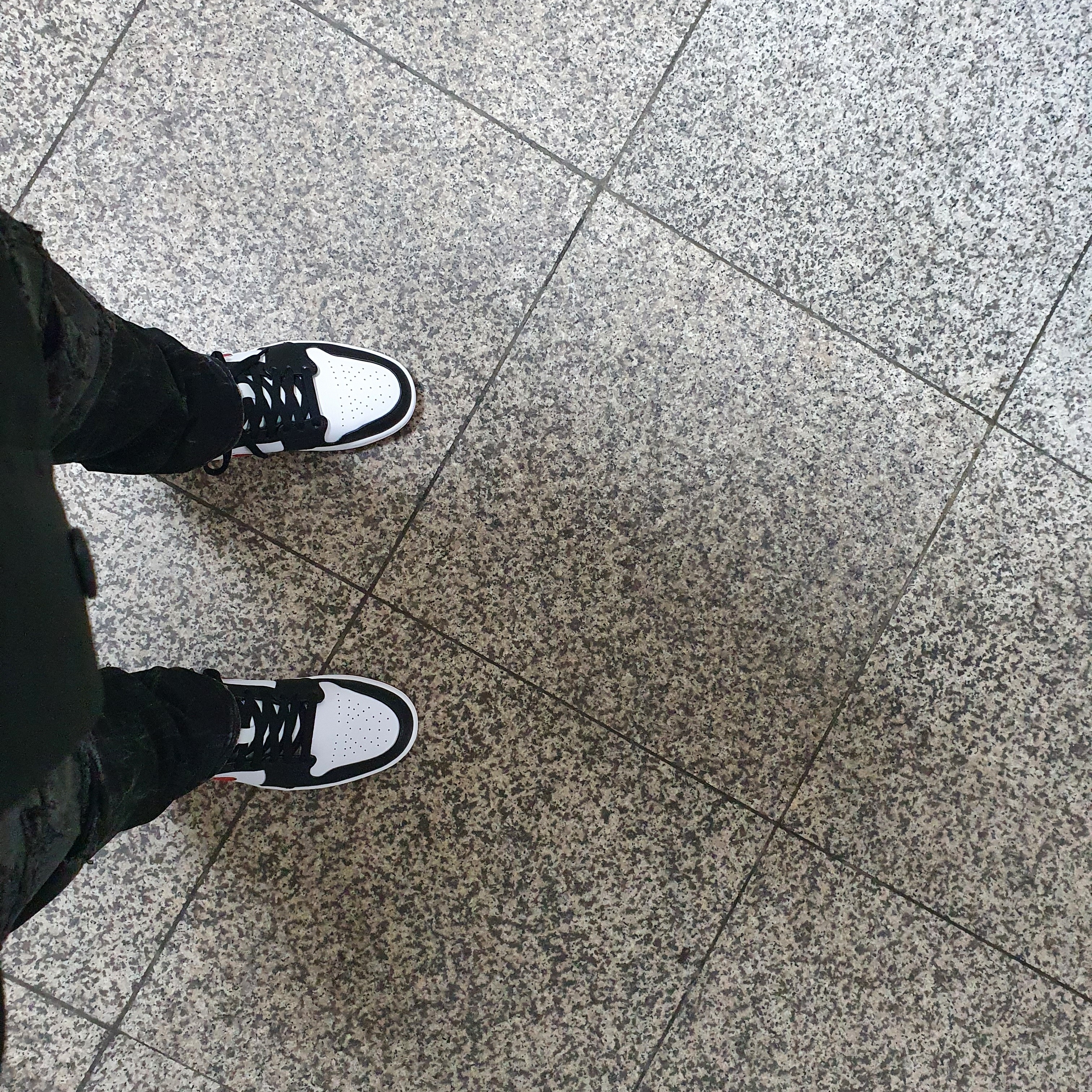 Jordan 1 Mid Gym Red Black White 착용 스타일
