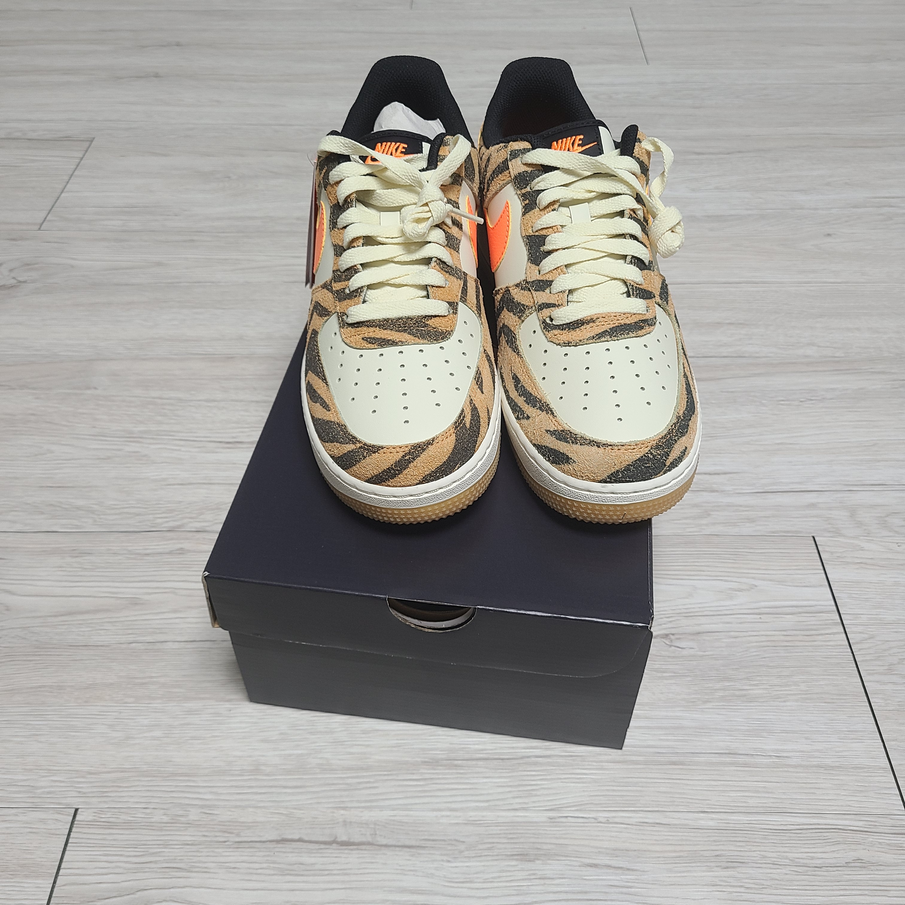 Nike Air Force 1 '07 PRM Orange Zebra 착용 스타일 - 4