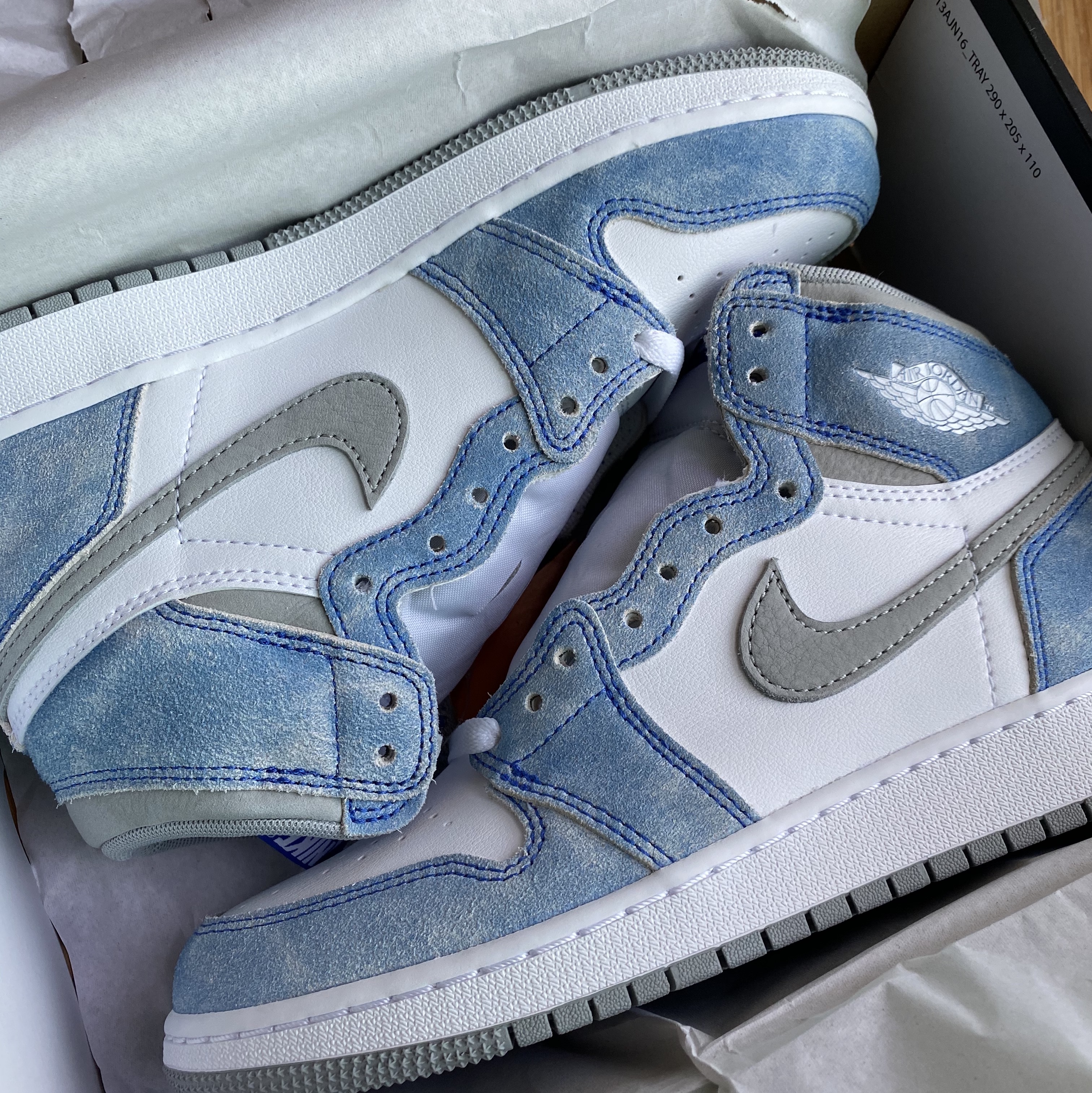 Jordan 1 Retro High OG Hyper Royal 착용 스타일
