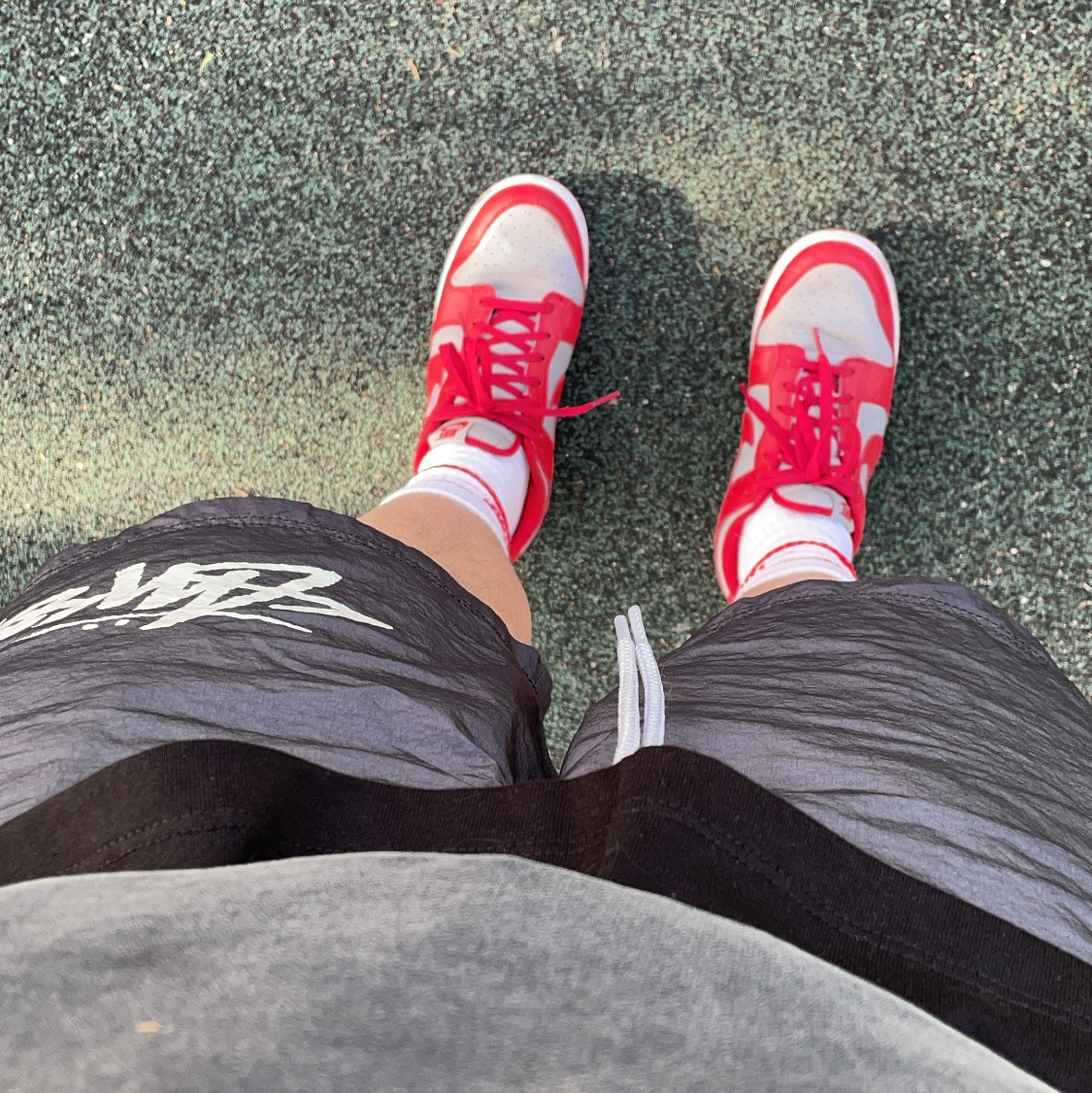 Nike x Stussy Water Shorts Off Noir, Nike Dunk Low Retro Medium Grey 착용 스타일